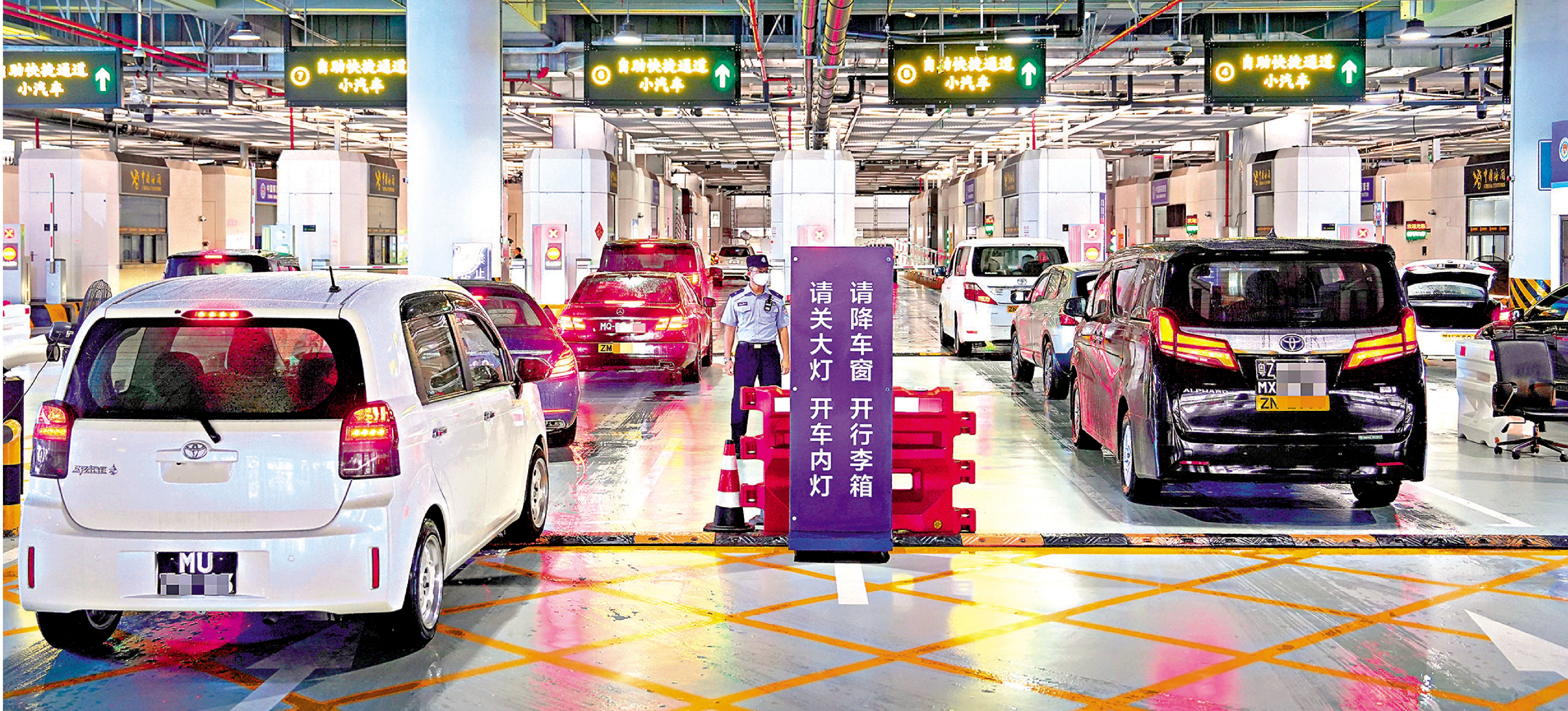 　　圖：橫琴口岸「聯合一站式」車道通行人員範圍拓寬。圖為車輛在橫琴口岸通關。\受訪者供圖