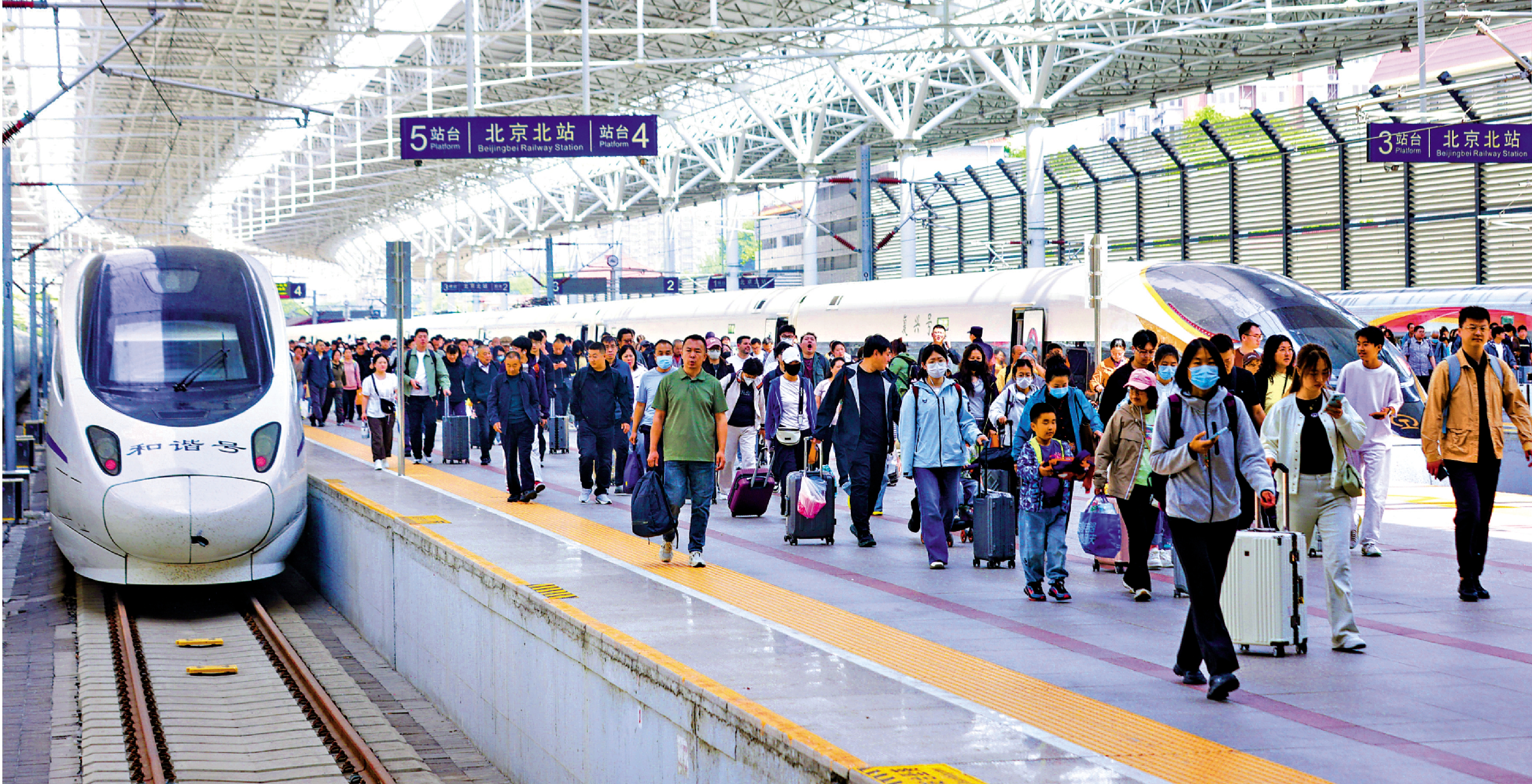　　圖：今年1至7月，全國鐵路發送旅客28億人次。圖為旅客在北京北站乘車。\中新社