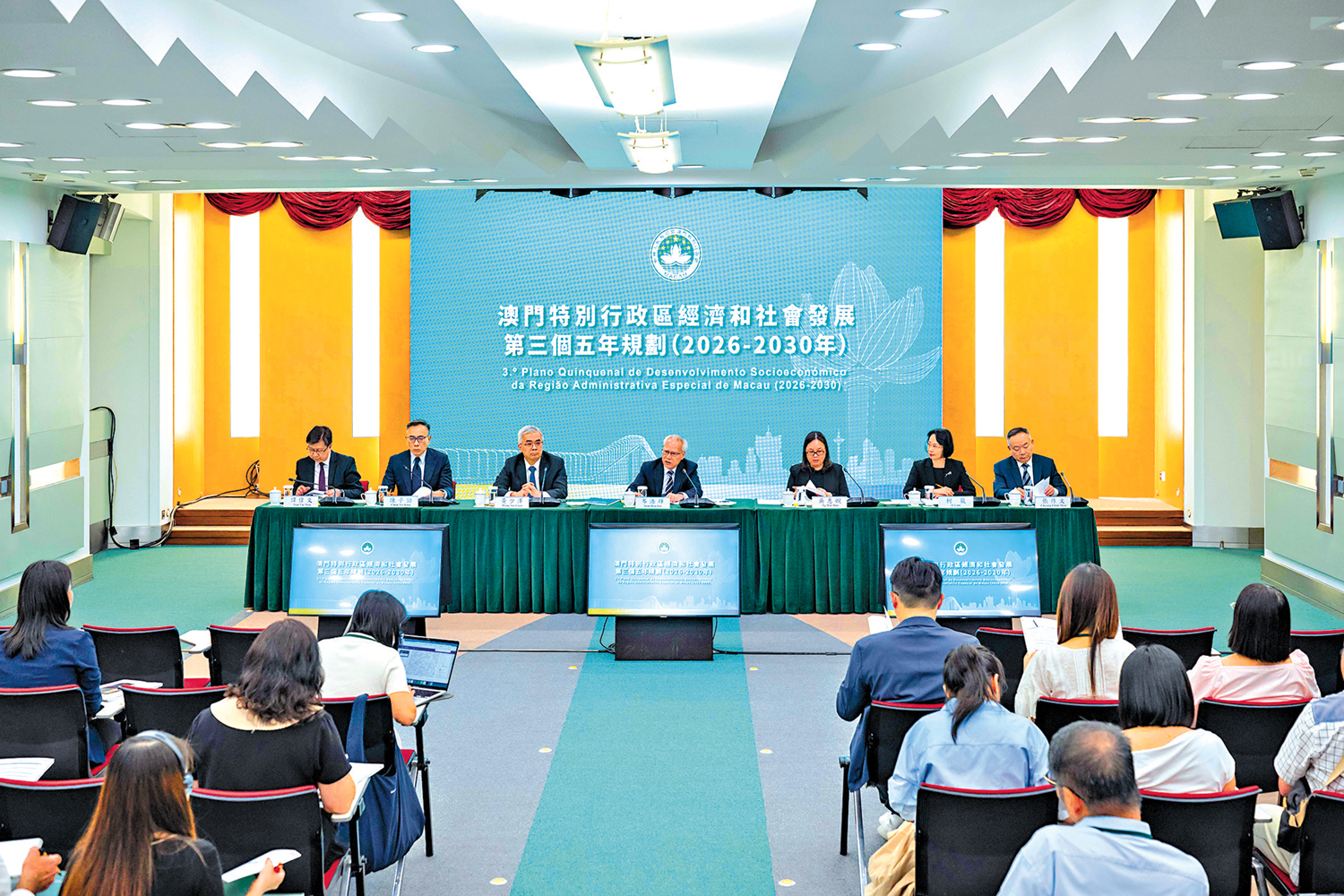 　　圖：8月18日，澳門特區政府正式公布《澳門特別行政區經濟和社會發展第三個五年規劃（2026-2030年）》，明確未來五年澳門經濟社會發展目標。\新華社