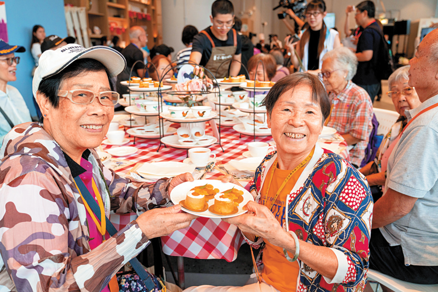 　　圖：六款適合長者食用的鹹甜軟餐以下午茶三層架呈上，令50名長者重拾昔日「嘆下午茶」之滋味與儀式感。