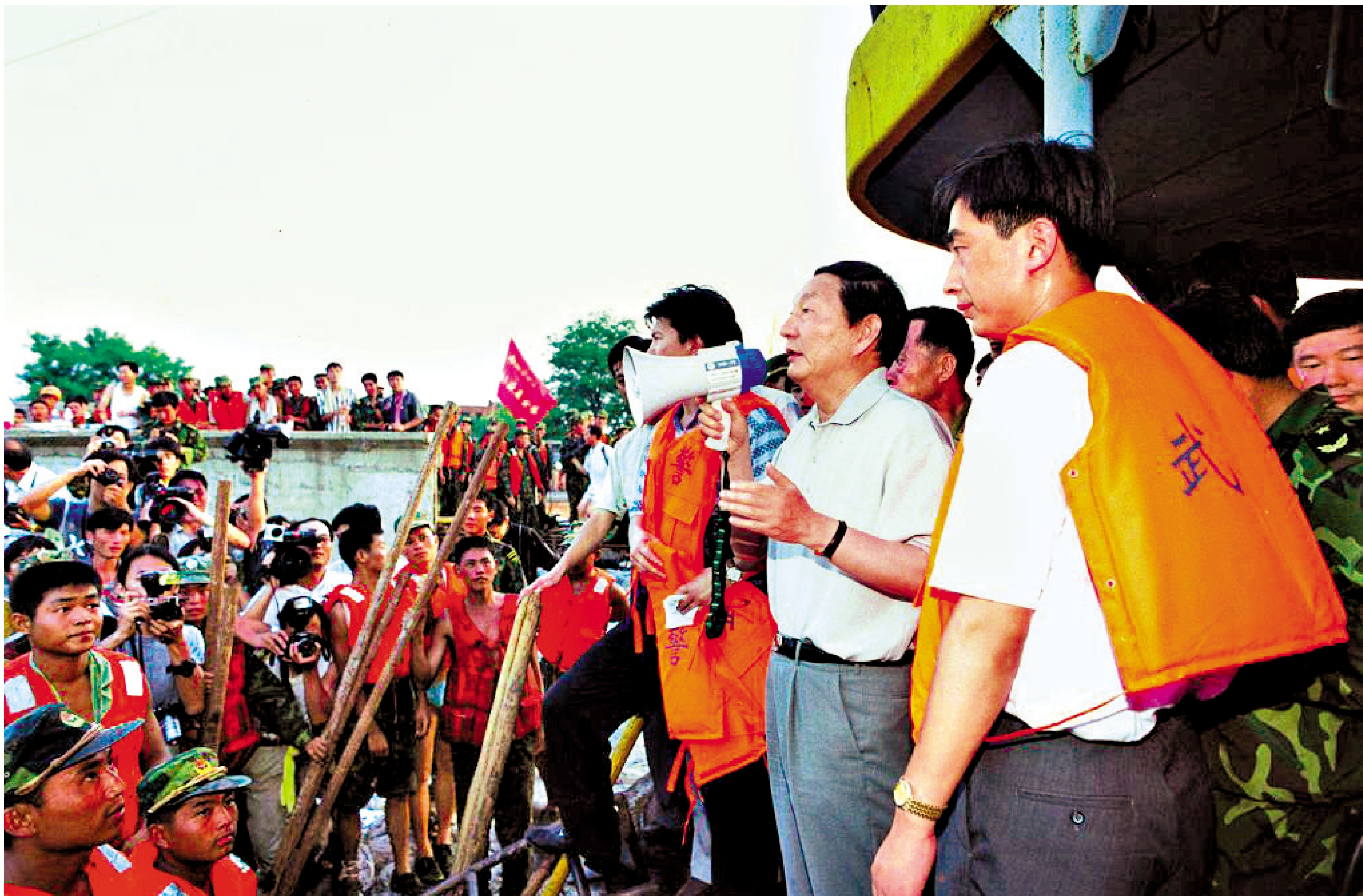 　　圖：1998年8月9日，朱鎔基同志在江西省九江市防洪牆堵口現場指揮抗洪搶險工作。\新華社