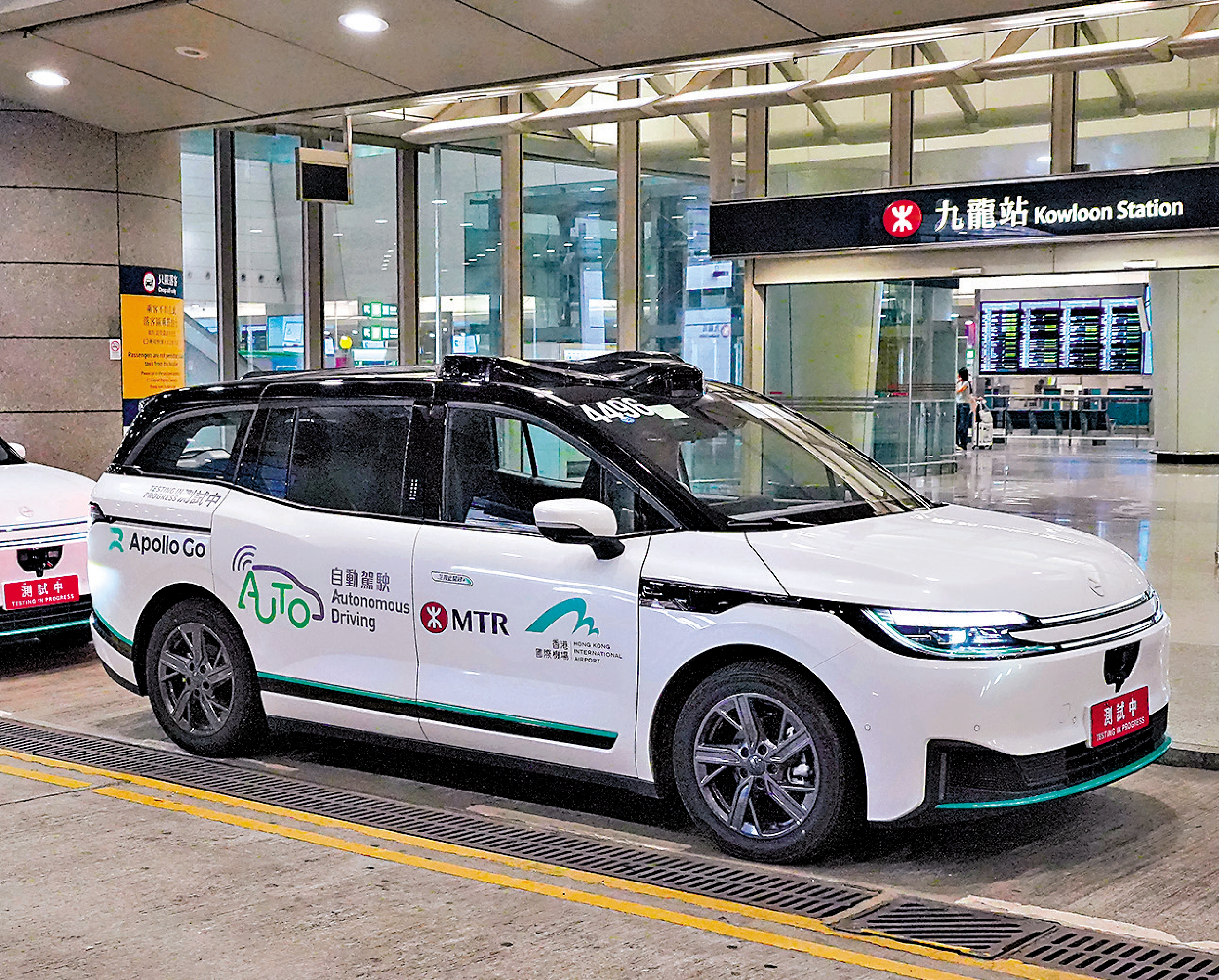 　　圖：自動車來往九龍站及西九站的首日路面測試，過程大致暢順。