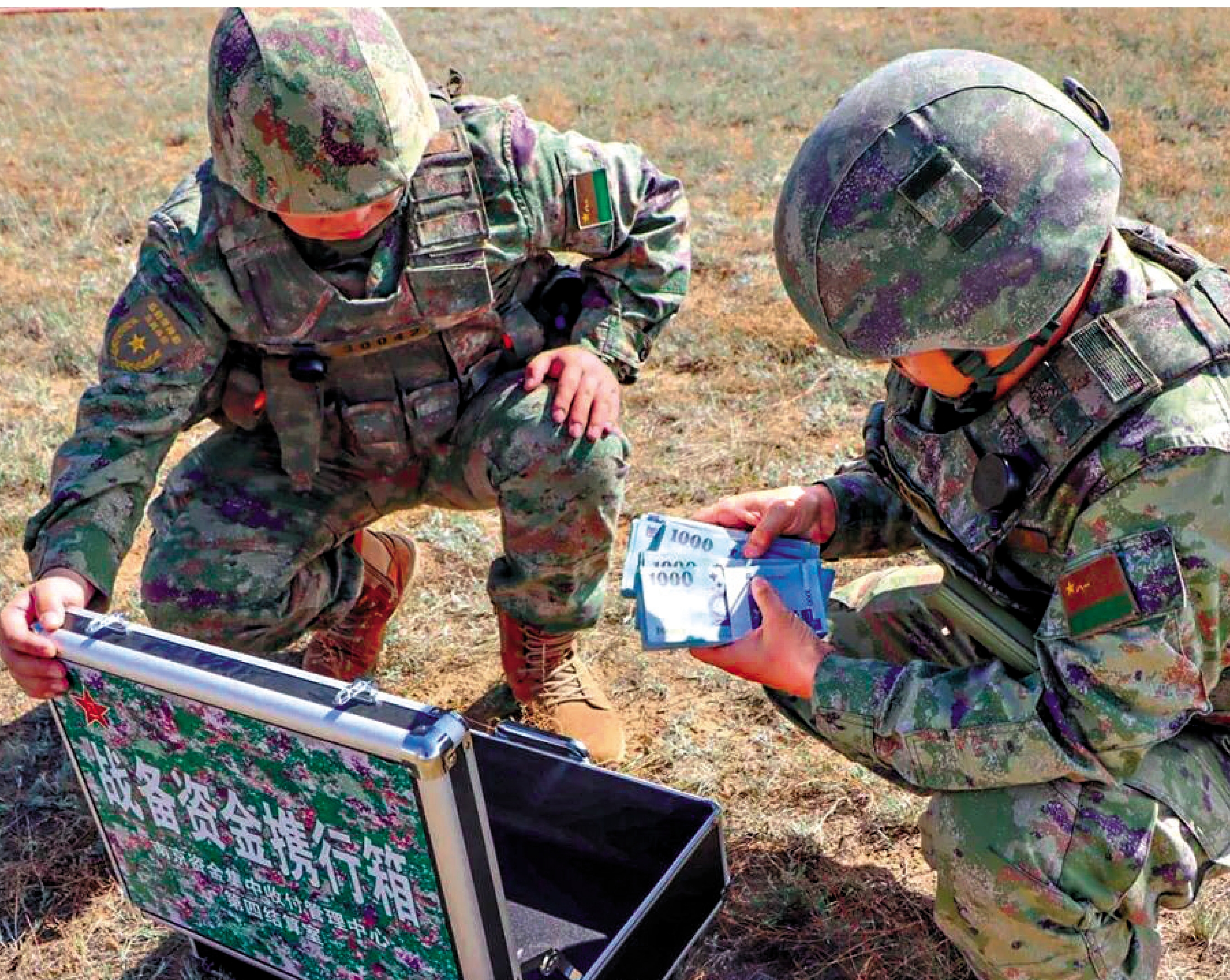　　圖：解放軍進行應急應戰資金保障演練，過程中戰備資金箱出現新台幣。