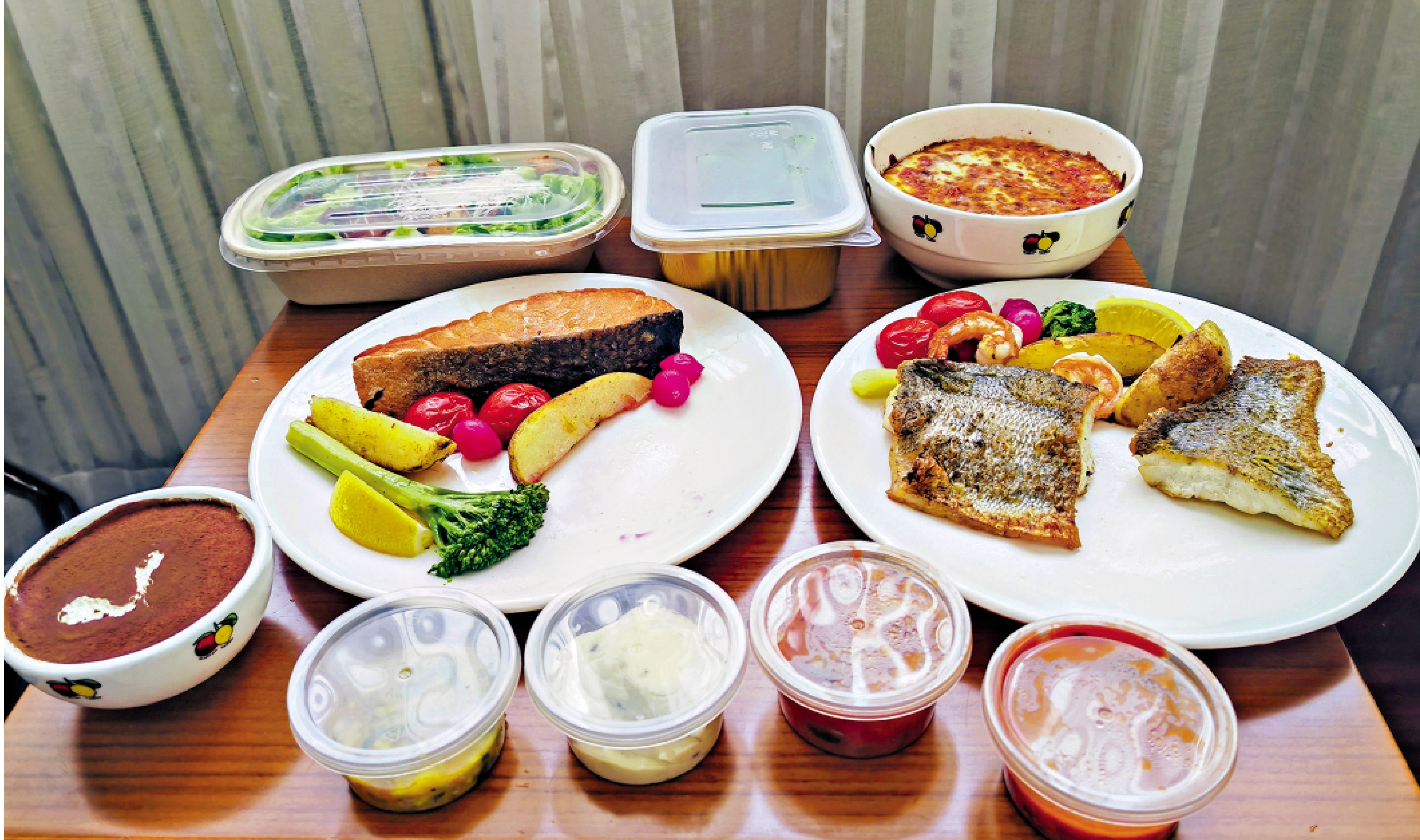 　　圖：北京一家餐飲企業的外賣菜品，商家使用了陶瓷材質可回收餐具。\新華社