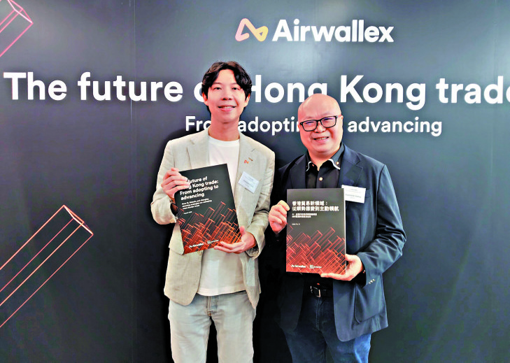 　　圖：陳君洋（左）表示，AI已深度融入企業日常營運。旁為貿發局平台及業務發展主管梁文堅。\大公報記者李永青攝