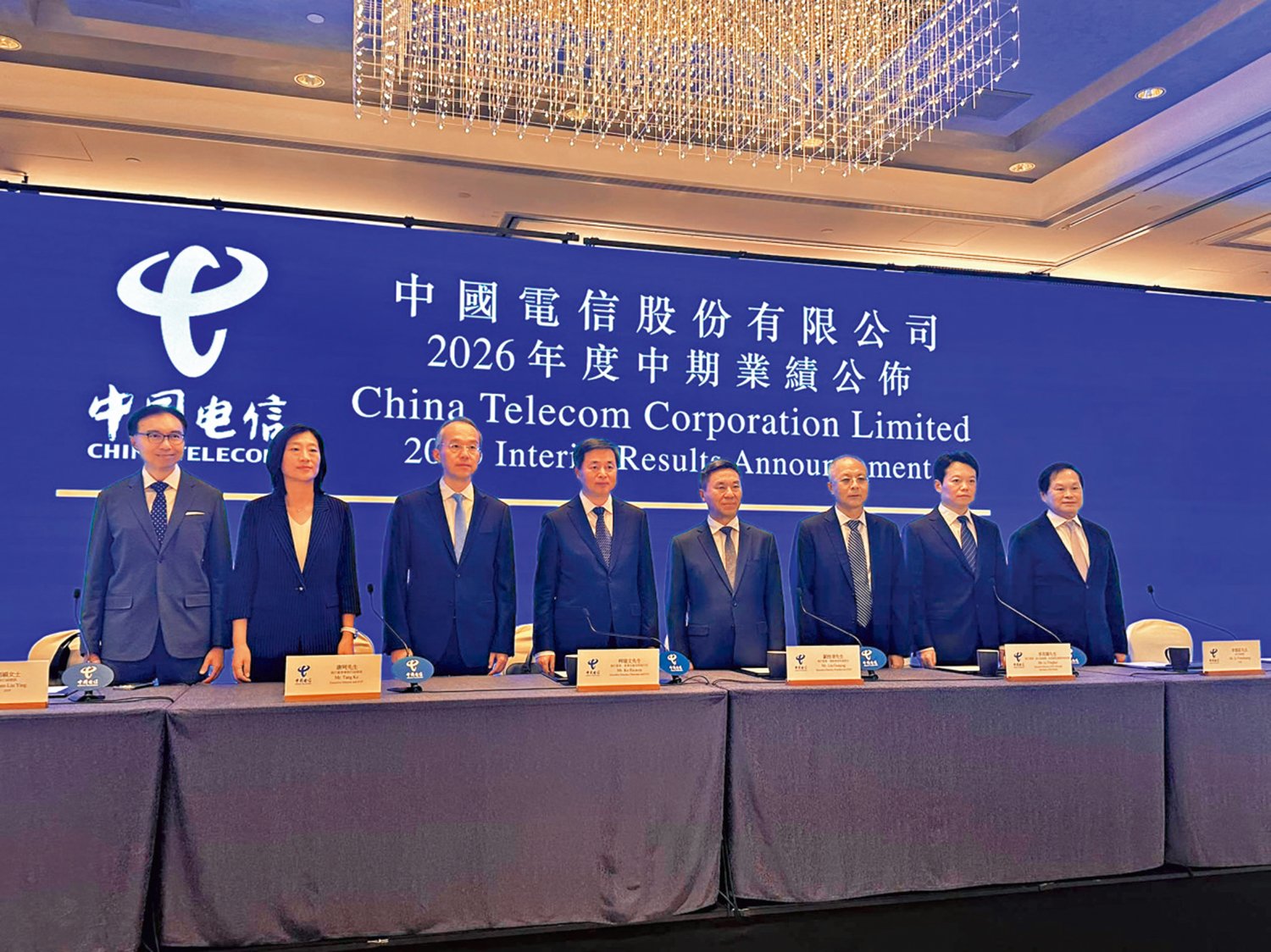 　　圖：柯瑞文（左四）表示，將持續深化「五位一體」智能雲體系建設。\大公報攝