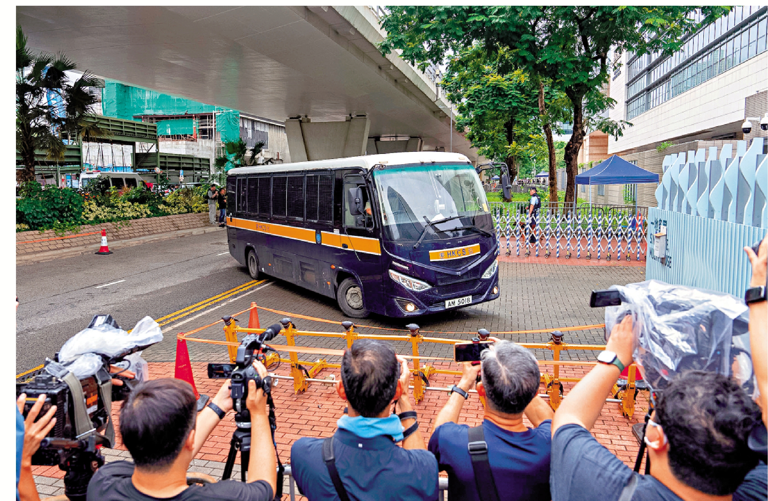 　　圖：「支聯會」煽動顛覆國家政權案吸引大批中外傳媒採訪。圖為囚車押解李卓人、鄒幸彤進入法院。\美聯社