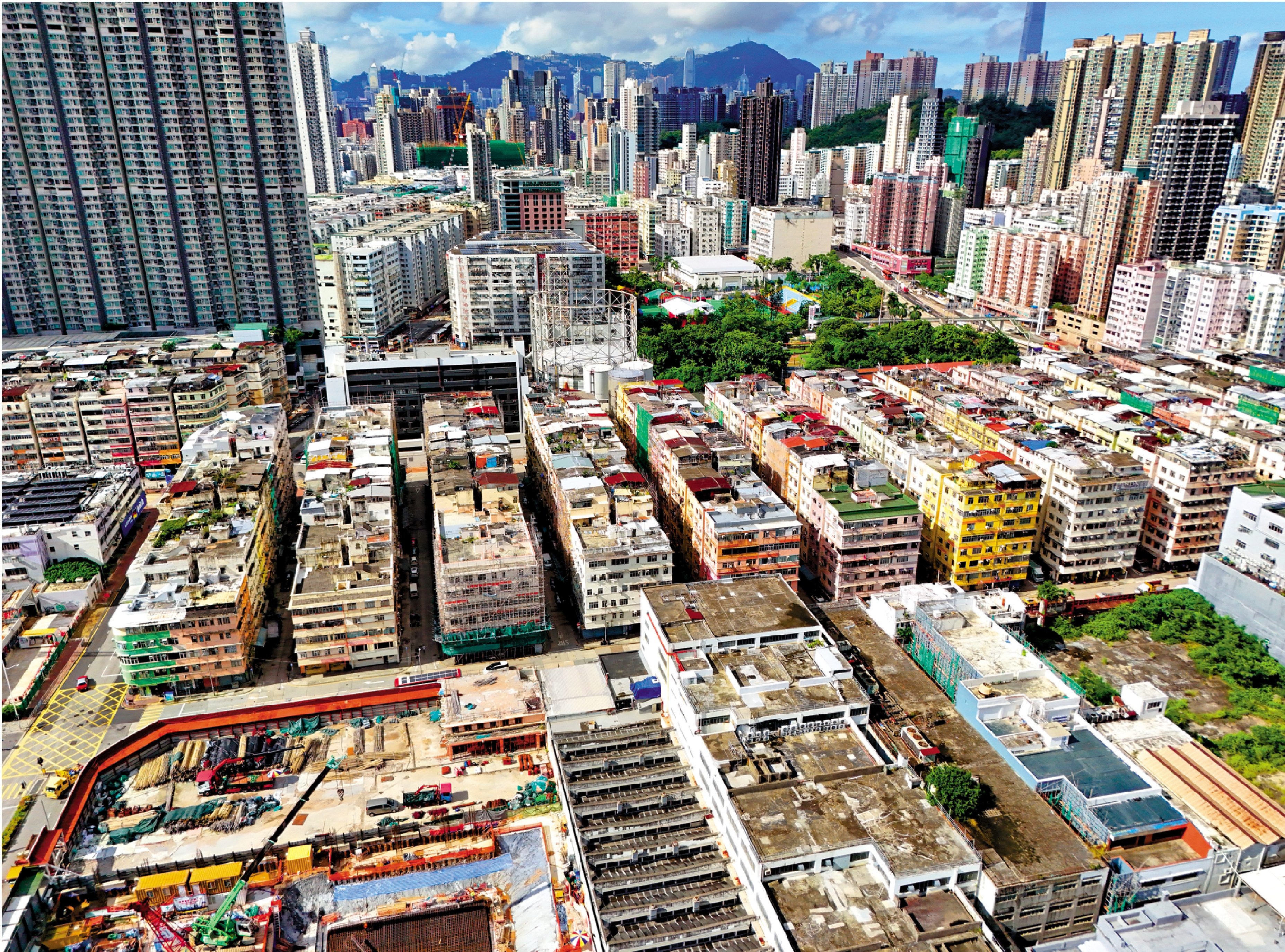 　　圖：發展局將於下月推出「額外地積比率先導計劃」，加快七個舊區重建。\資料圖片