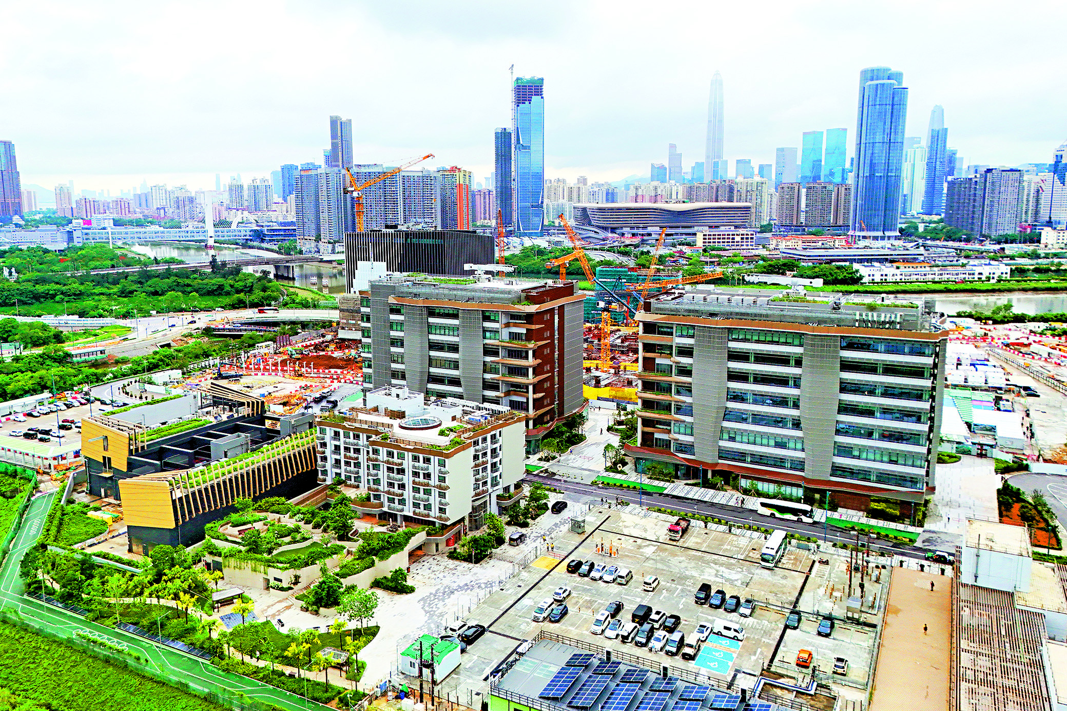 　　圖：大灣區創科活力十足，但跨境要素流動仍需加強軟規則銜接。圖為河套創科園區。\大公報記者凱楊攝