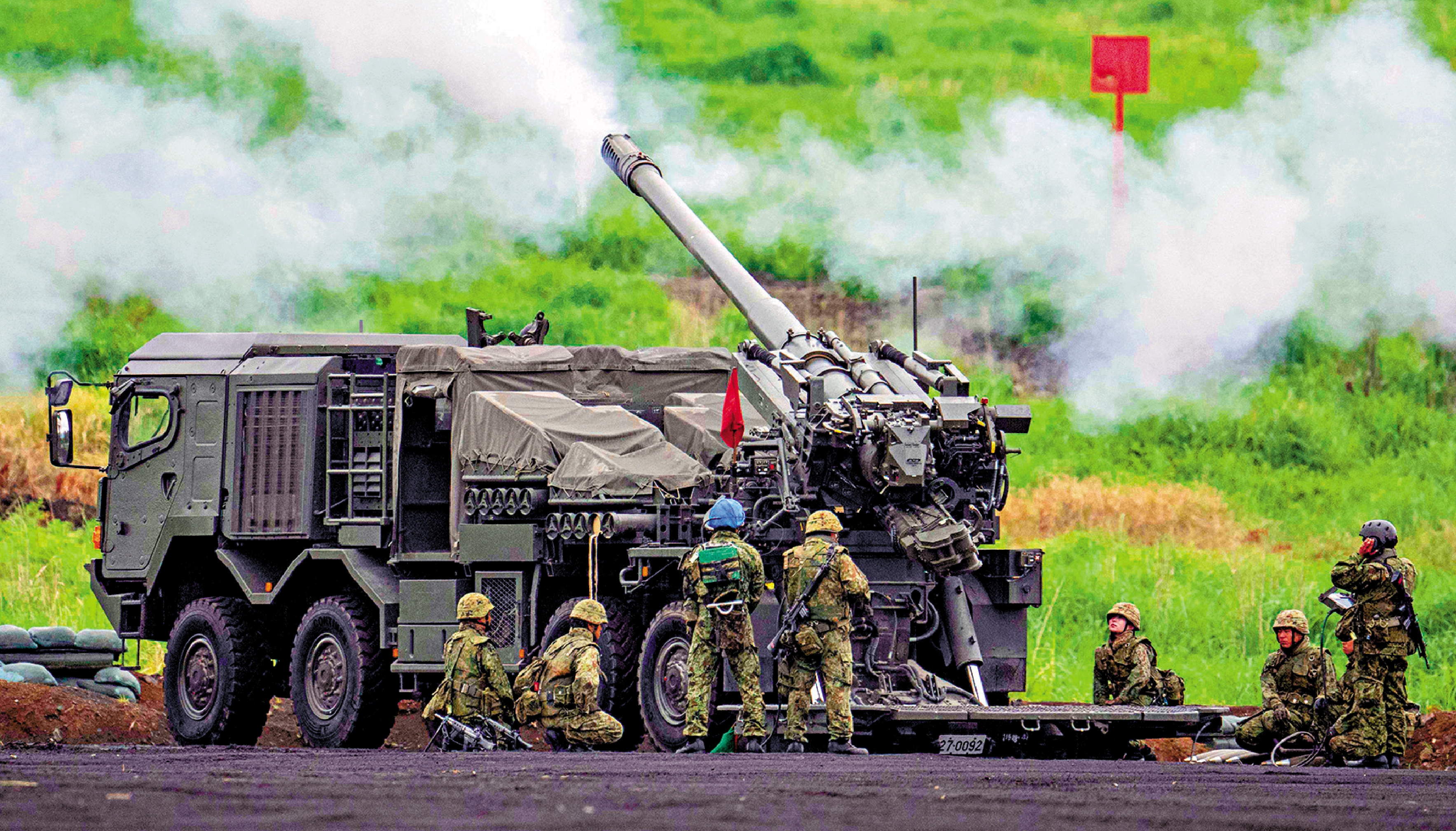 　　圖：日本陸上自衛隊6月在靜岡縣御殿場東富士演習場進行實彈演習。/法新社
