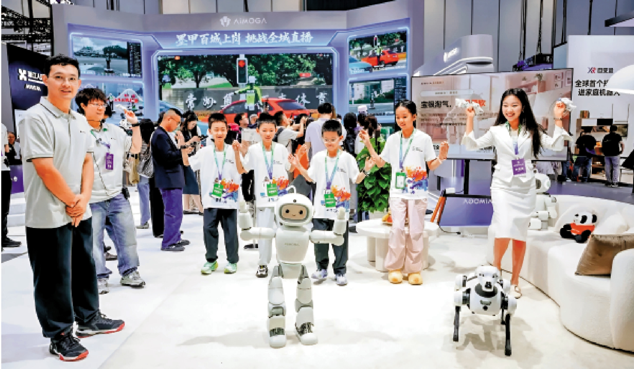 　　圖：2026世界機器人大會上，車企奇瑞旗下墨甲機器人首款家庭陪伴機器人「墨寶」亮相。\網絡圖片