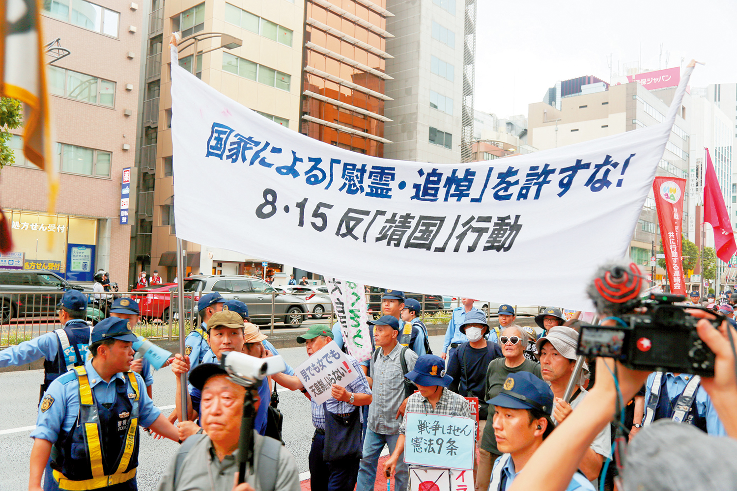 　　圖：日本高市早苗政府圖謀軍事擴張，突破「專守防衛」，日本民眾群起反對。圖為日本民眾在東京舉行抗議遊行，反對政客「拜鬼」，復辟軍國主義。\中新社