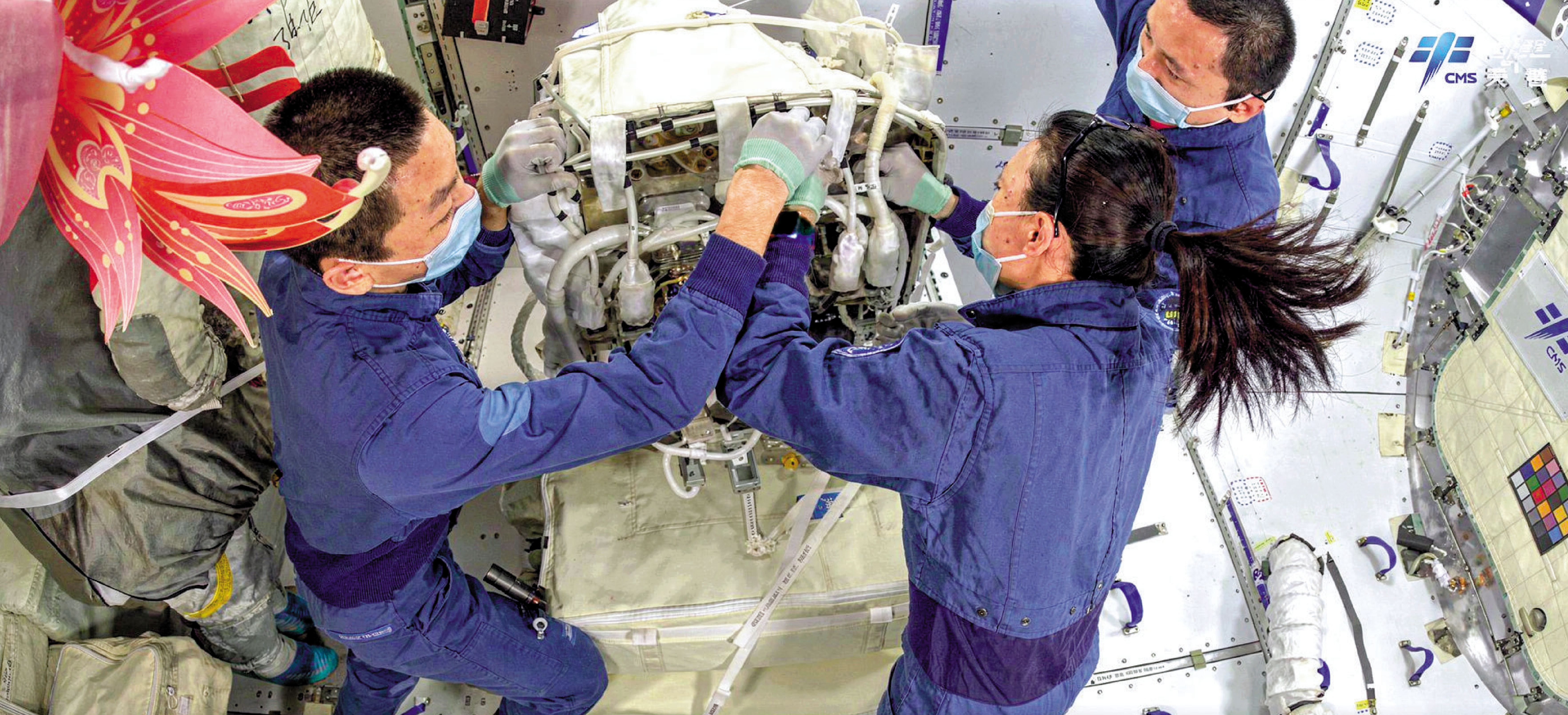 　　圖：黎家盈與神二十三隊友們協同合力，早前完成「天韻相機」艙內組裝測試及出艙安裝任務。\視頻截圖