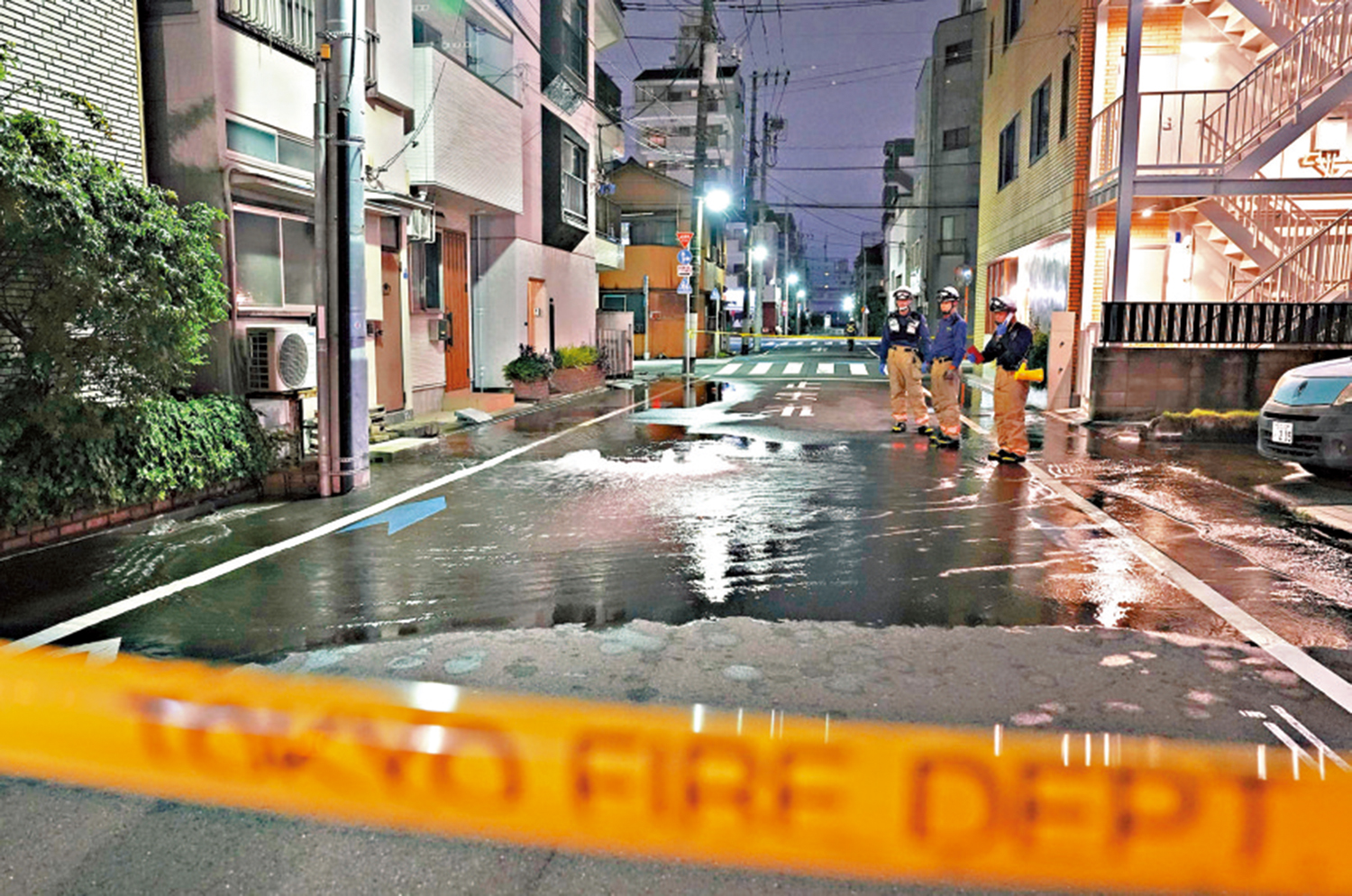 　　圖：東京一條街道23日因地震導致水管破裂而出現水淹。\美聯社