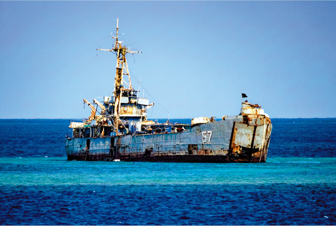 　　圖：在仁愛礁非法「坐灘」的菲律賓57號艦，對仁愛礁的珊瑚生態系統造成致命性的破壞。\「中國軍號」Fb