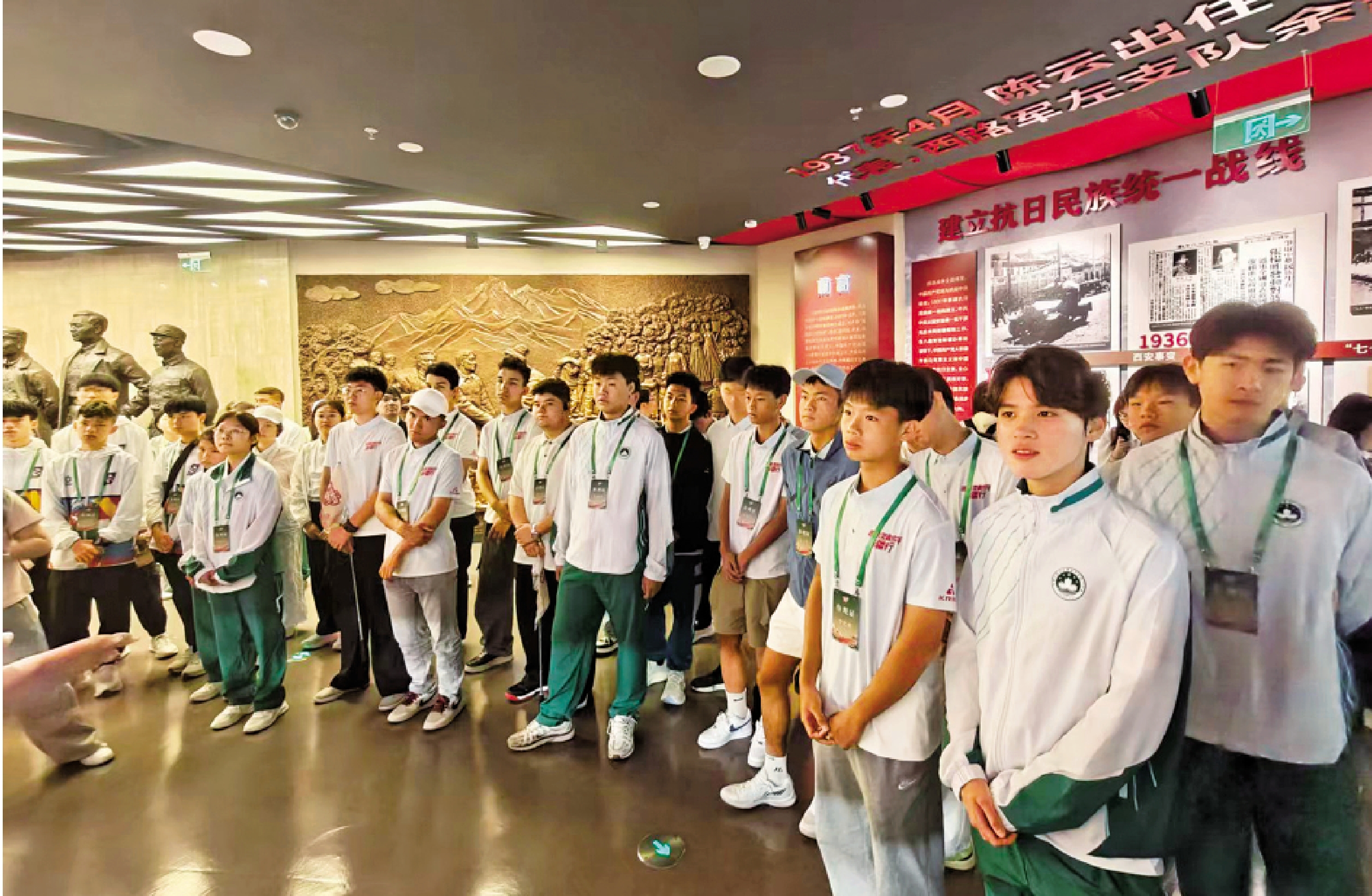 　　圖：「粵港澳青少年新疆行」參觀八路軍駐新疆辦事處紀念館。\大公報記者郭濤攝