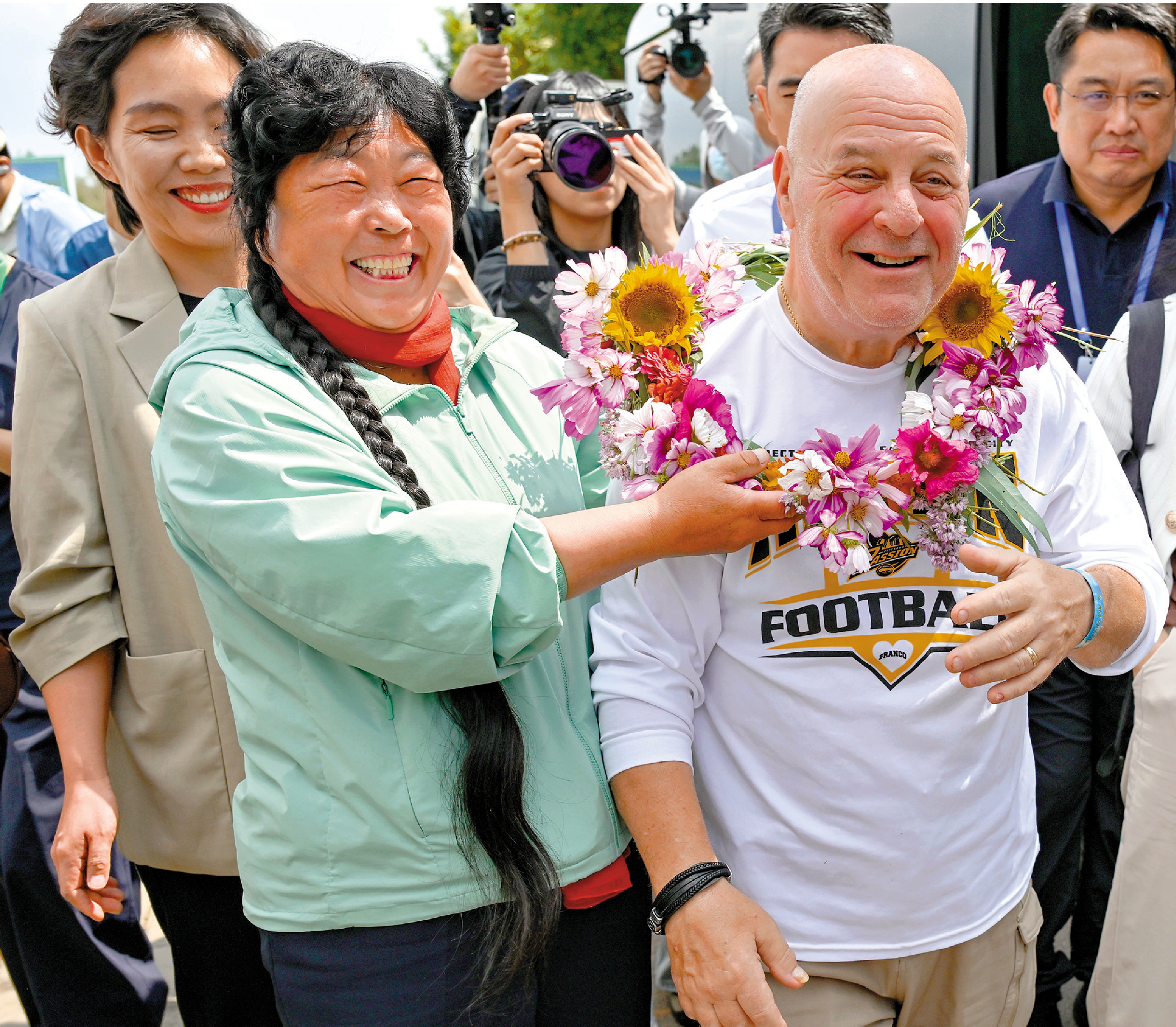 　　圖：8月24日，殷玉珍（前左）和賽考斯（前右）一起回到她位於內蒙古鄂爾多斯烏審旗毛烏素沙地的家。\新華社