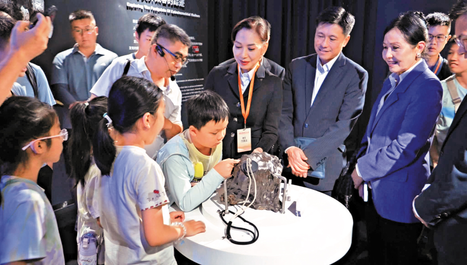 　　圖：香港特區政府愛國主義教育工作小組一行參觀文昌航天超算中心的極星隕石博物館。\大公報記者方雨霖攝