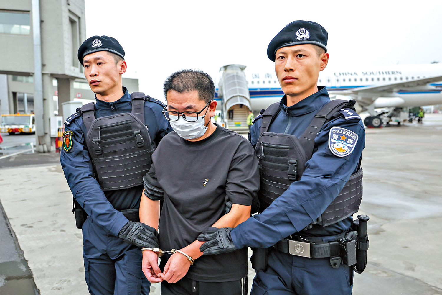 　　圖：8月25日，反跨境腐敗法草案首次提請全國人大常委會會議審議。圖為今年6月，遼寧警方將潛逃境外10餘年的涉嫌騙取貸款犯罪的嫌疑人高某某押解回國。\新華社