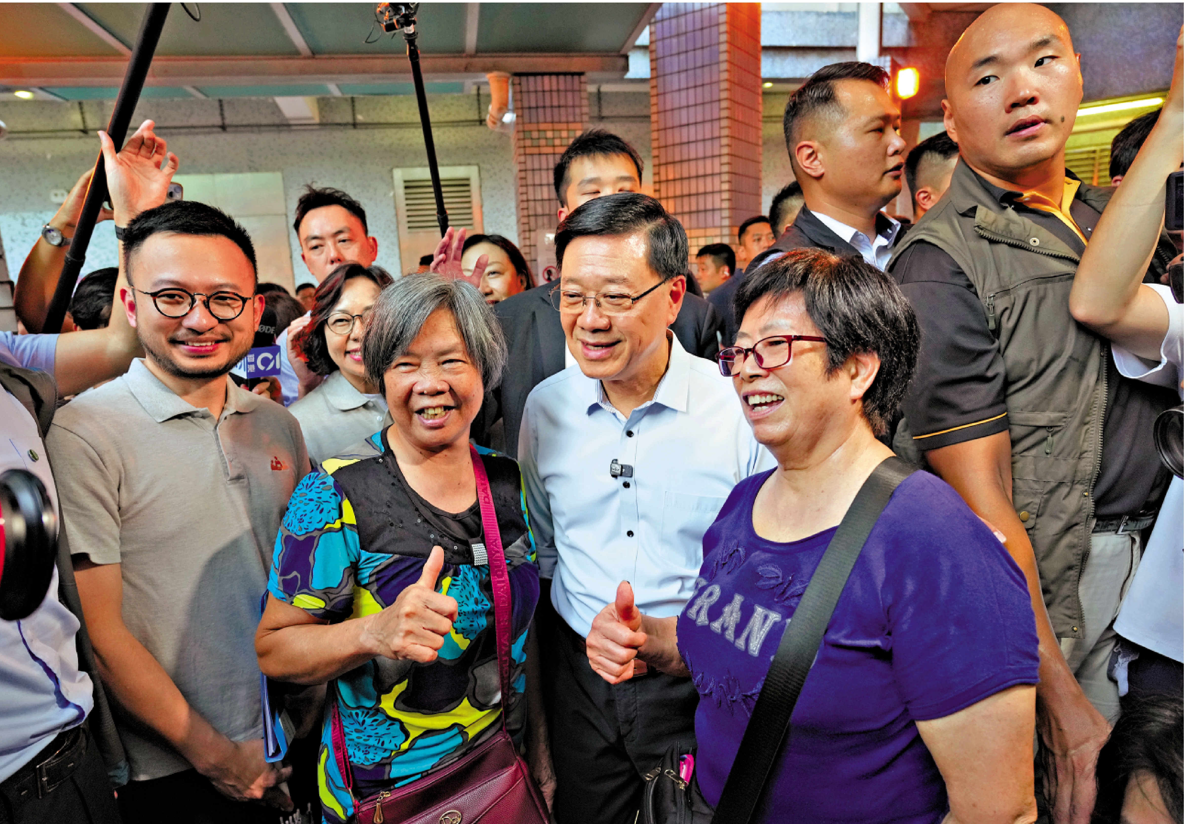 　　圖：在蘇屋邨長大的李家超，與元州邨街坊閒話家常，受到市民熱烈歡迎。\大公報記者何嘉駿攝