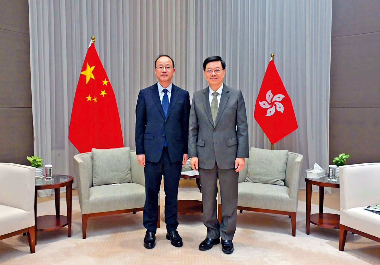 　　圖：李家超與北京大學黨委書記何光彩會面，就推動香港與內地高等教育合作、培育國際人才及加強科研協作等議題交流意見。\李家超FB圖片