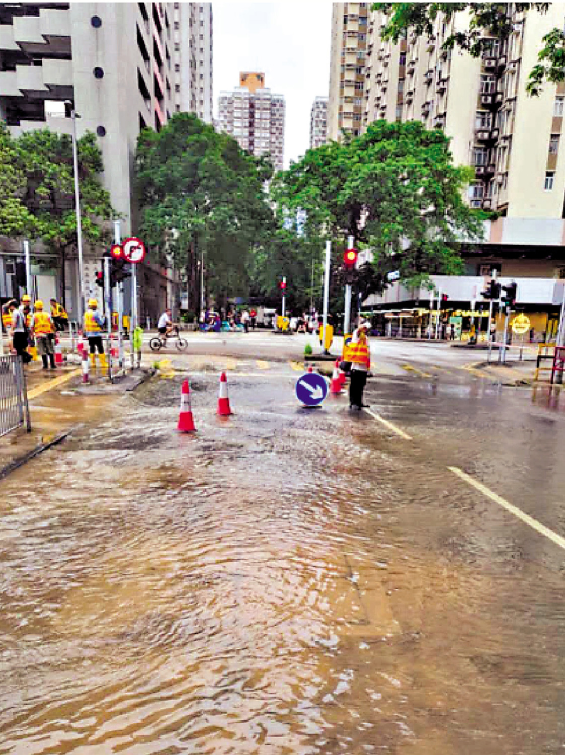 　　圖：大埔安埔路昨日有食水管爆裂，大量食水湧出路面。\區議員羅曉楓圖片
