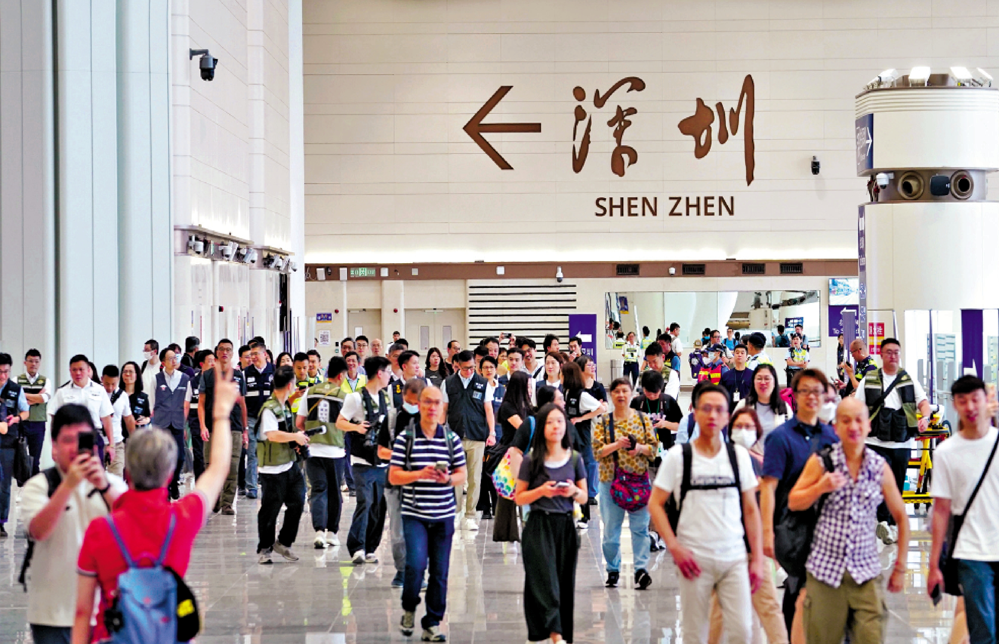 　　圖：香港的優勢在於內聯外通，長期擔當內企對接國際市場的關鍵橋樑。圖為皇崗口岸新的聯檢大樓。\中新社