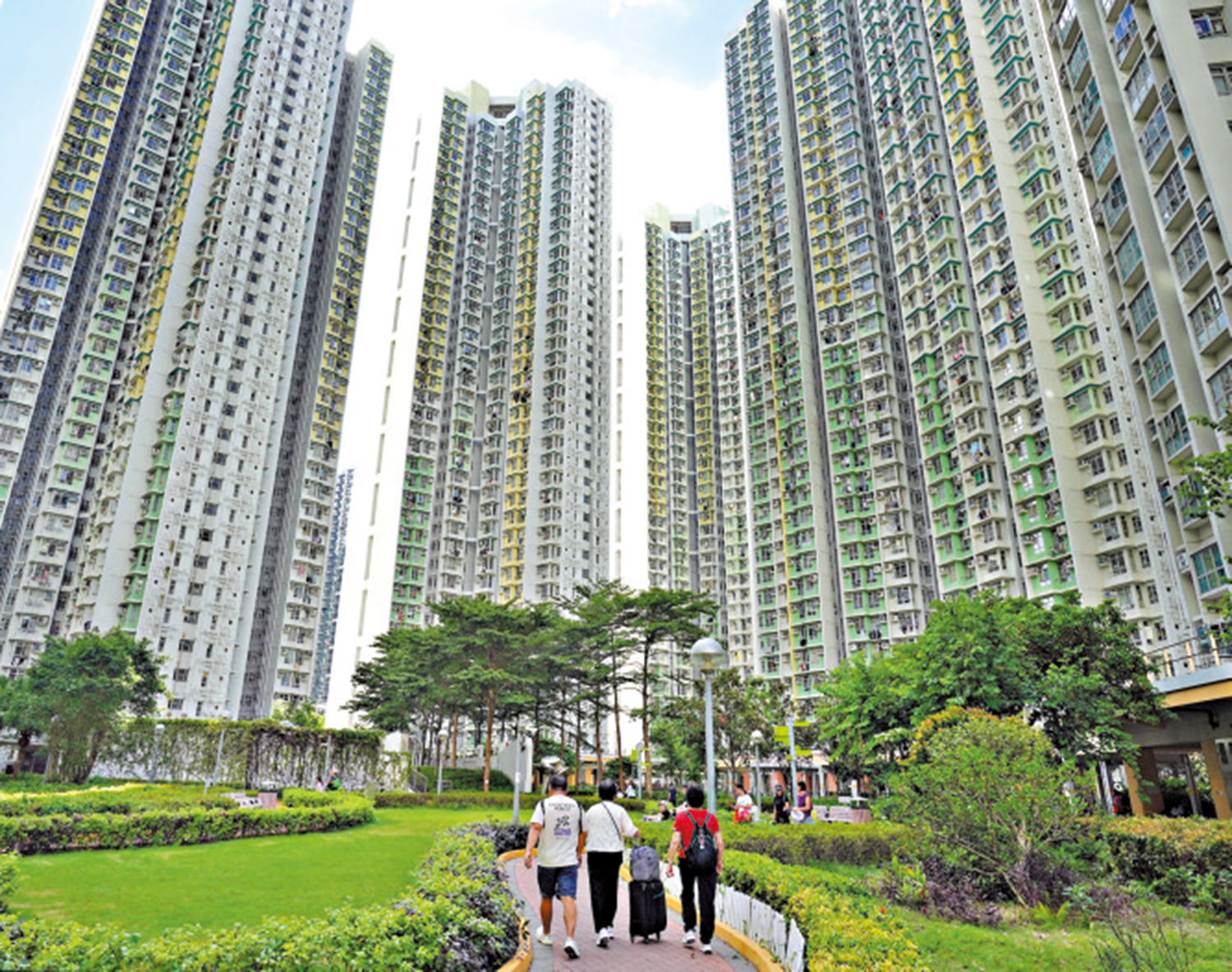 　　圖：為解決留港畢業生的安居問題，建議額外提供「白居二」名額，扶助年輕人才置業。\資料圖片
