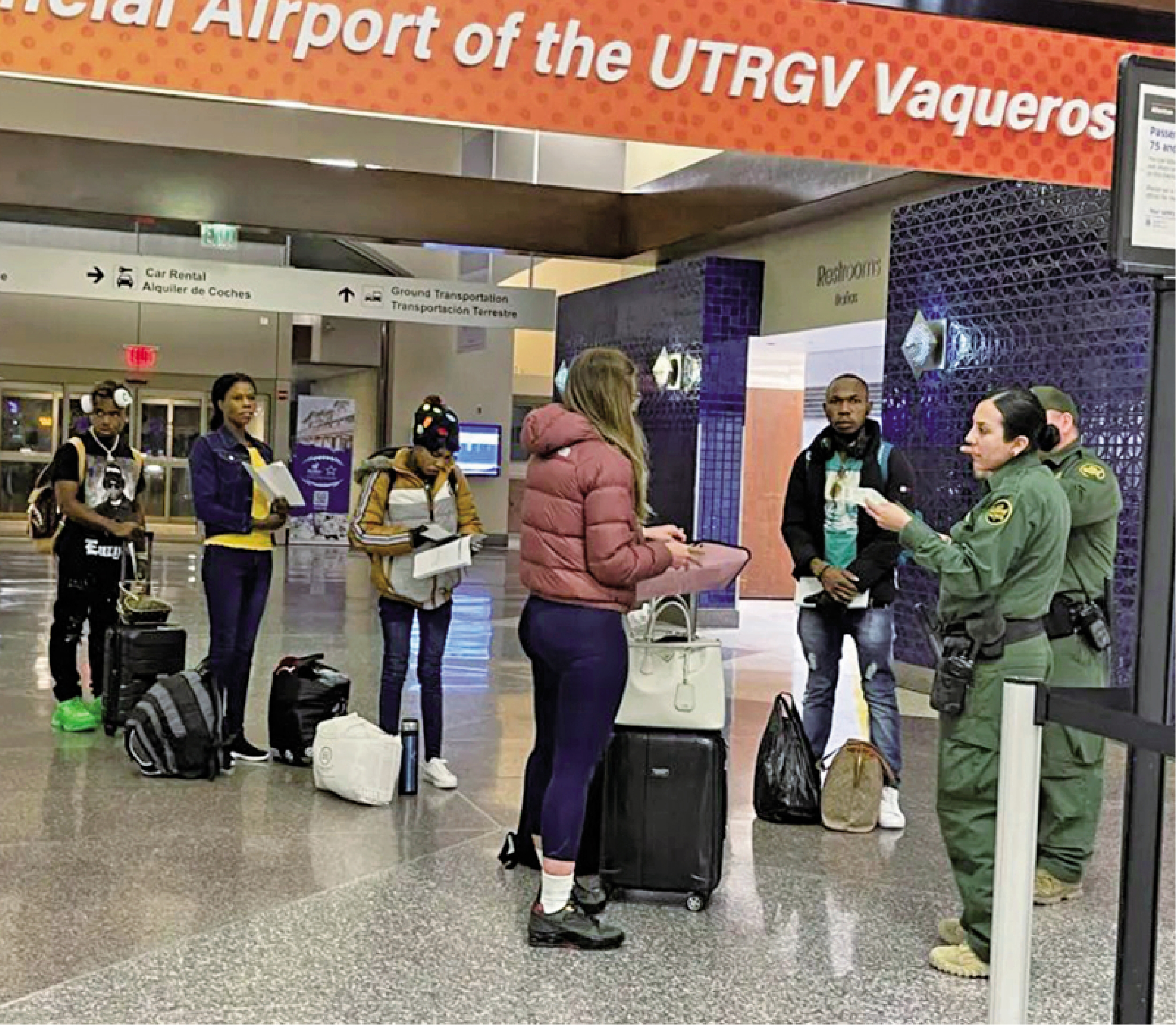 　　圖：美國邊境巡邏隊員在得州麥卡倫國際機場對移民進行篩查。\網絡圖片