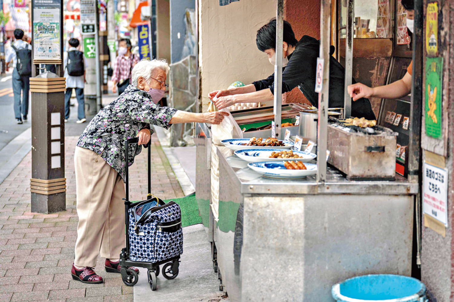 　　圖：一位老婦在東京巢鴨地區購物。\法新社