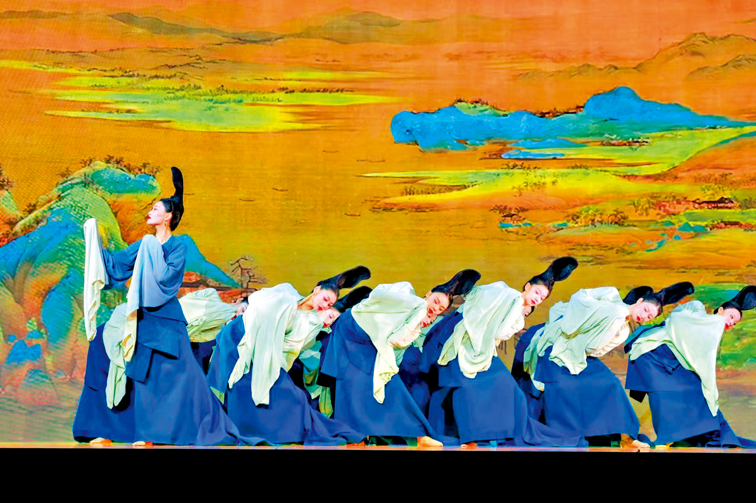 　　圖：中國東方演藝集團舞蹈詩劇《只此青綠》選段《青綠》團播現場。\受訪者供圖