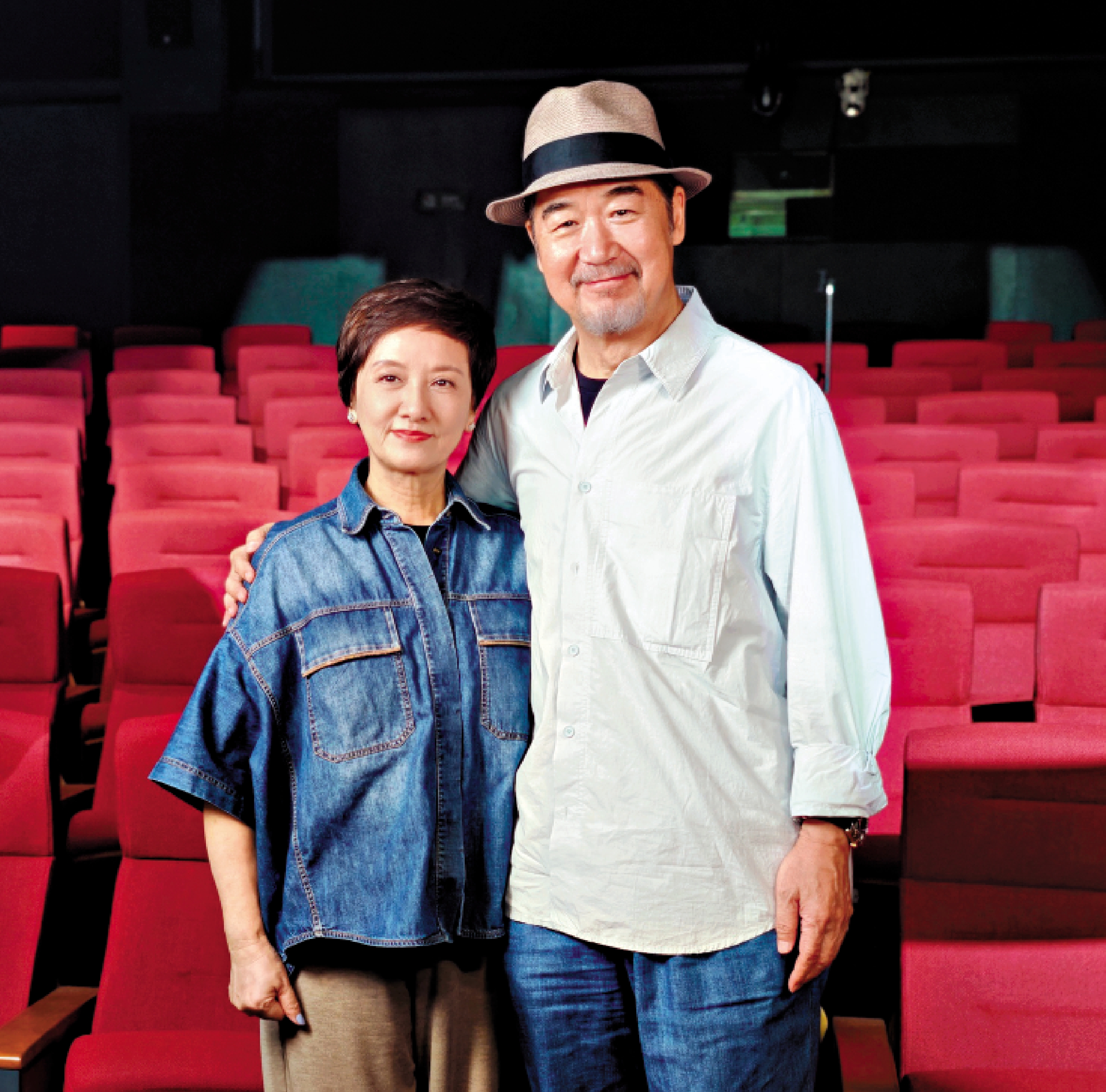 　　圖：87紅樓夢演員版《我愛桃花》導演、主演張國立（右）及主演鄧婕（左）。\大公報記者李薇攝
