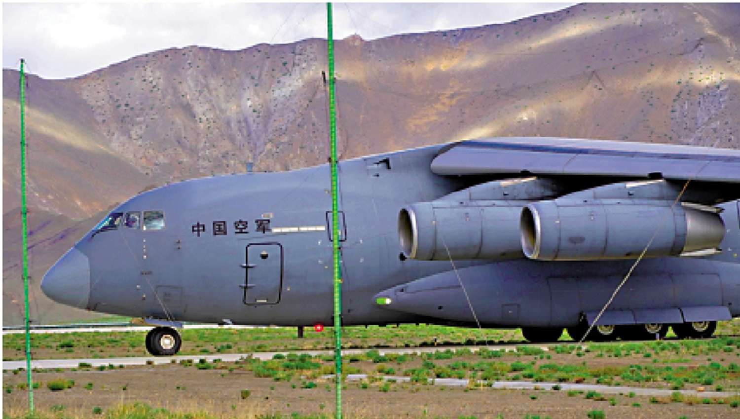 　　圖：27日上午10時許，西部戰區空軍搭載戰區指導組的運-20順利抵達西藏某高原機場。\央視截圖