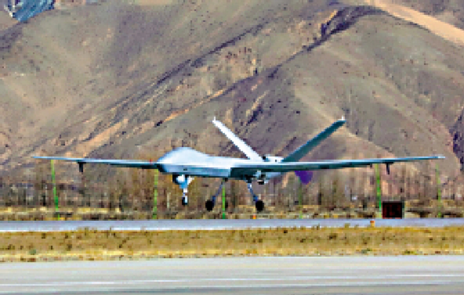 　　圖：西部戰區空軍起飛無人機對受災核心區進行大範圍勘察。\央視軍事