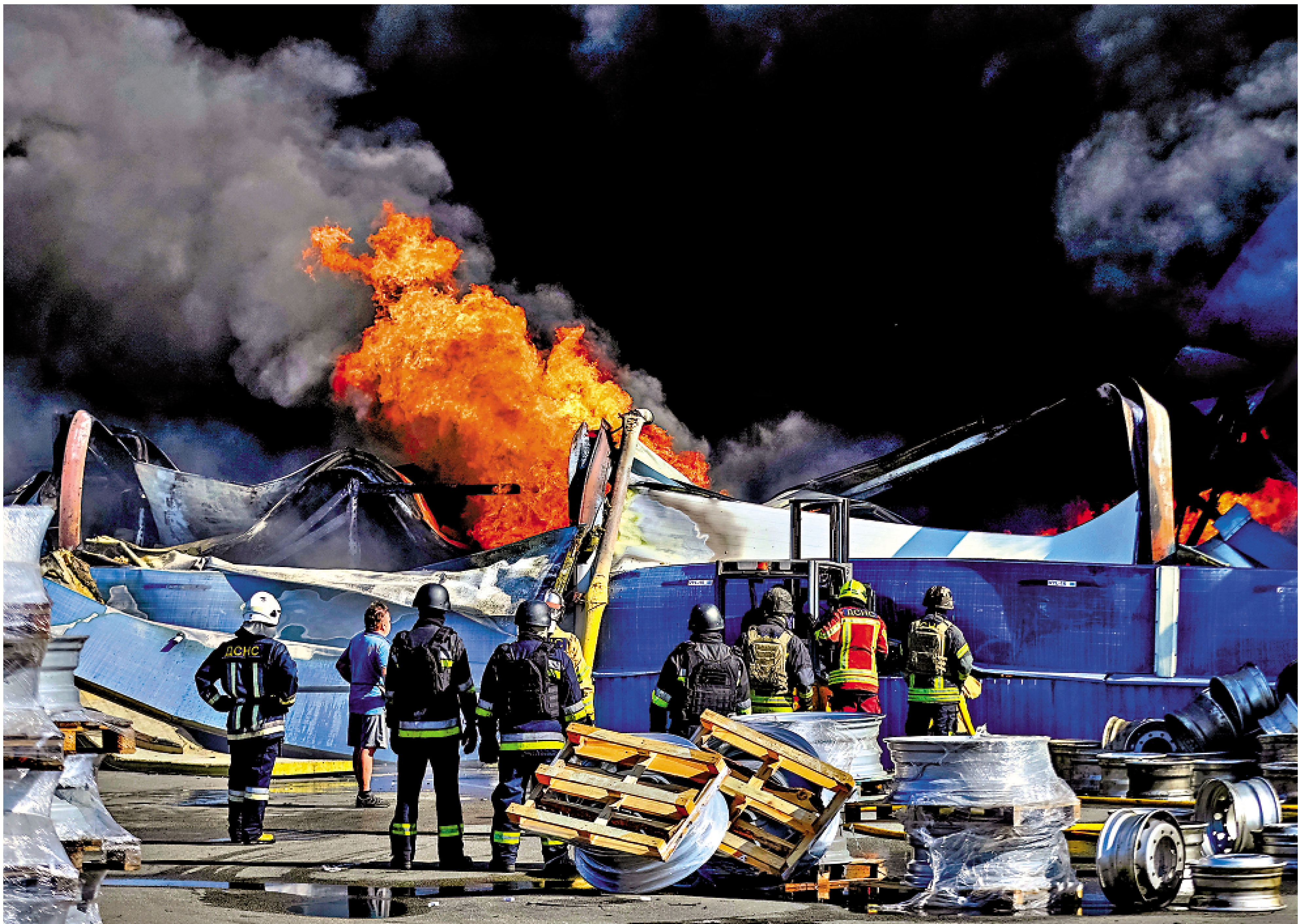 　　圖：俄軍空襲基輔附近倉庫，引發連環爆炸。\路透社
