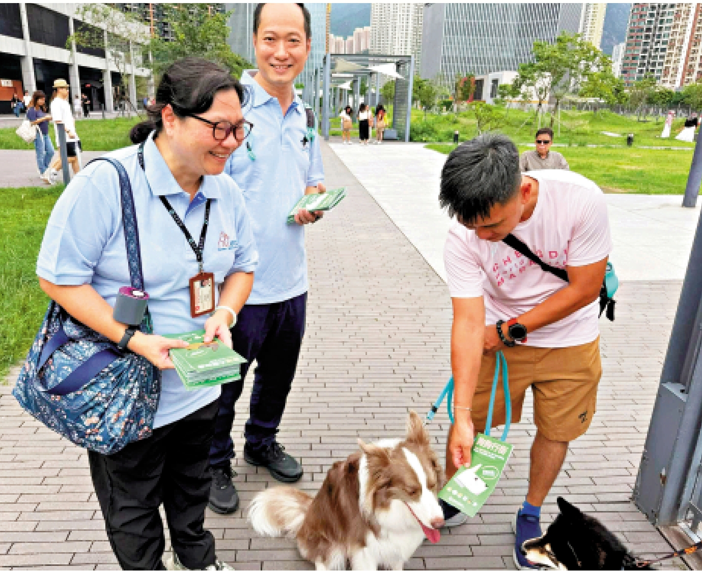 　　圖：漁護署人員於啟德共融通道進行妥善控制狗隻巡查及執法行動。\漁護署FB