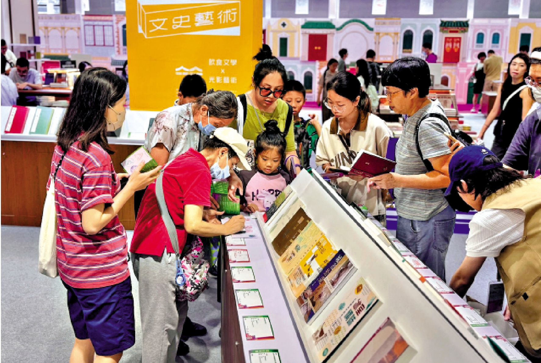 　　圖：讀者們在香港館內閱讀。\大公報記者李紫妍攝