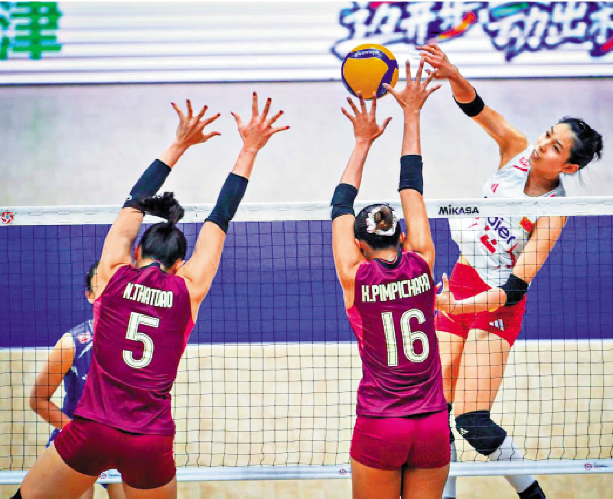 　　圖：中國女排球員莊宇珊（右）扣球得分。\亞洲排球聯合會圖片