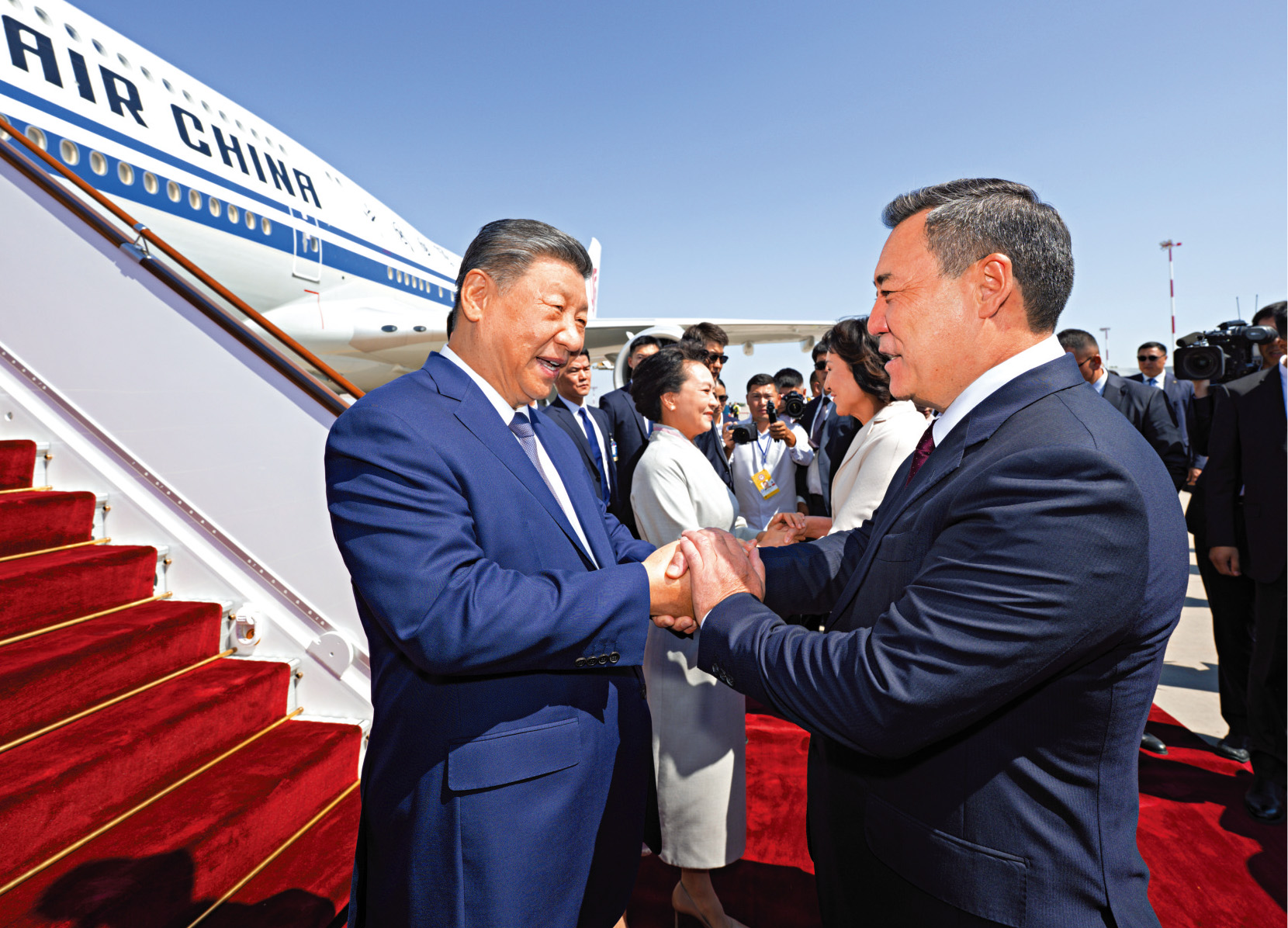 　　圖：當地時間8月30日下午，國家主席習近平乘專機抵達比什凱克，應吉爾吉斯斯坦總統扎帕羅夫邀請，出席2026年上海合作組織峰會並對吉爾吉斯斯坦進行國事訪問。習近平和夫人彭麗媛抵達比什凱克瑪納斯國際機場時，扎帕羅夫總統夫婦熱情迎接。\新華社