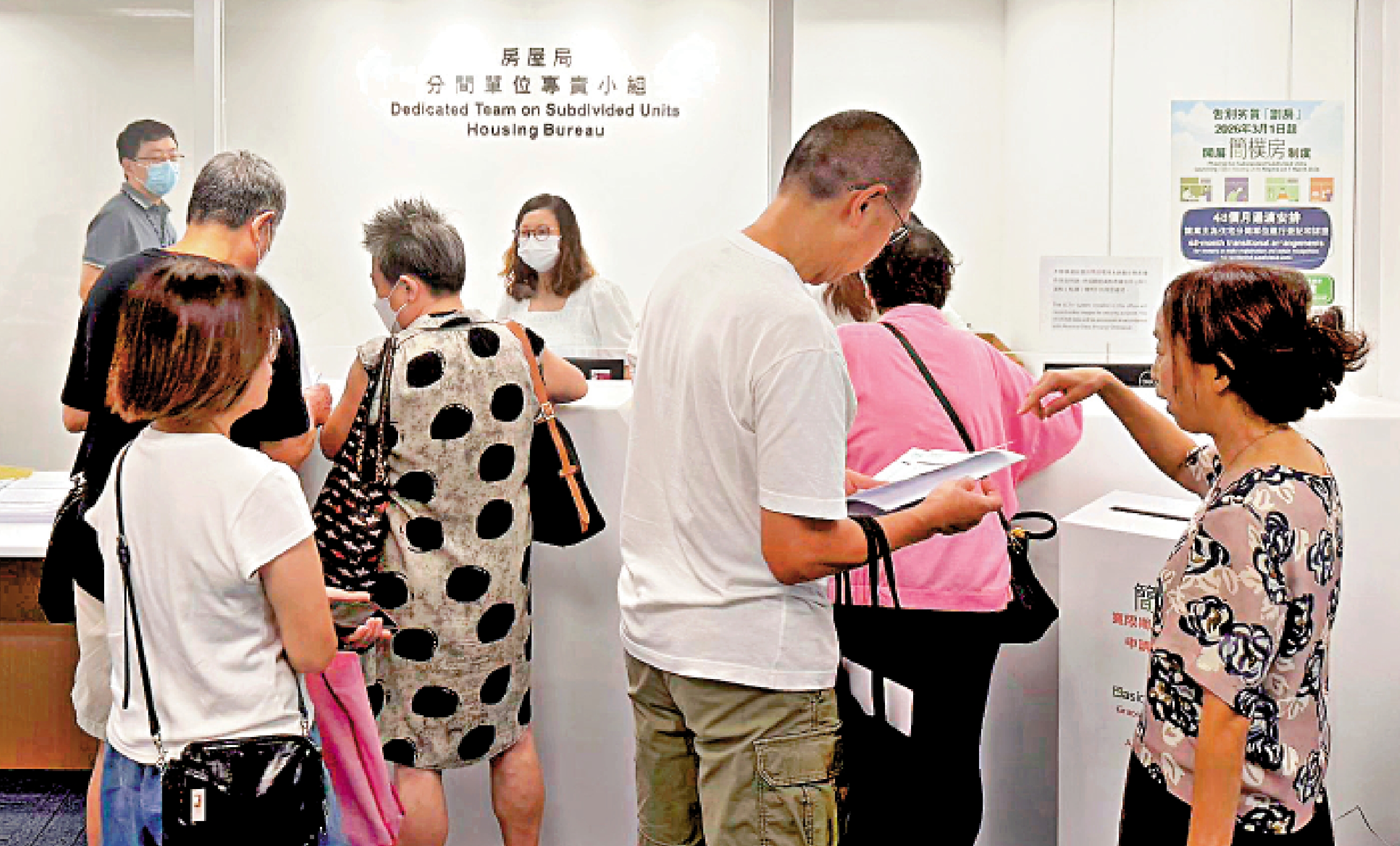 　　圖：昨日房屋局分間單位專責小組辦事處現場，前往遞交登記申請的業主及地產代理絡繹不絕。\大公報記者張騰攝