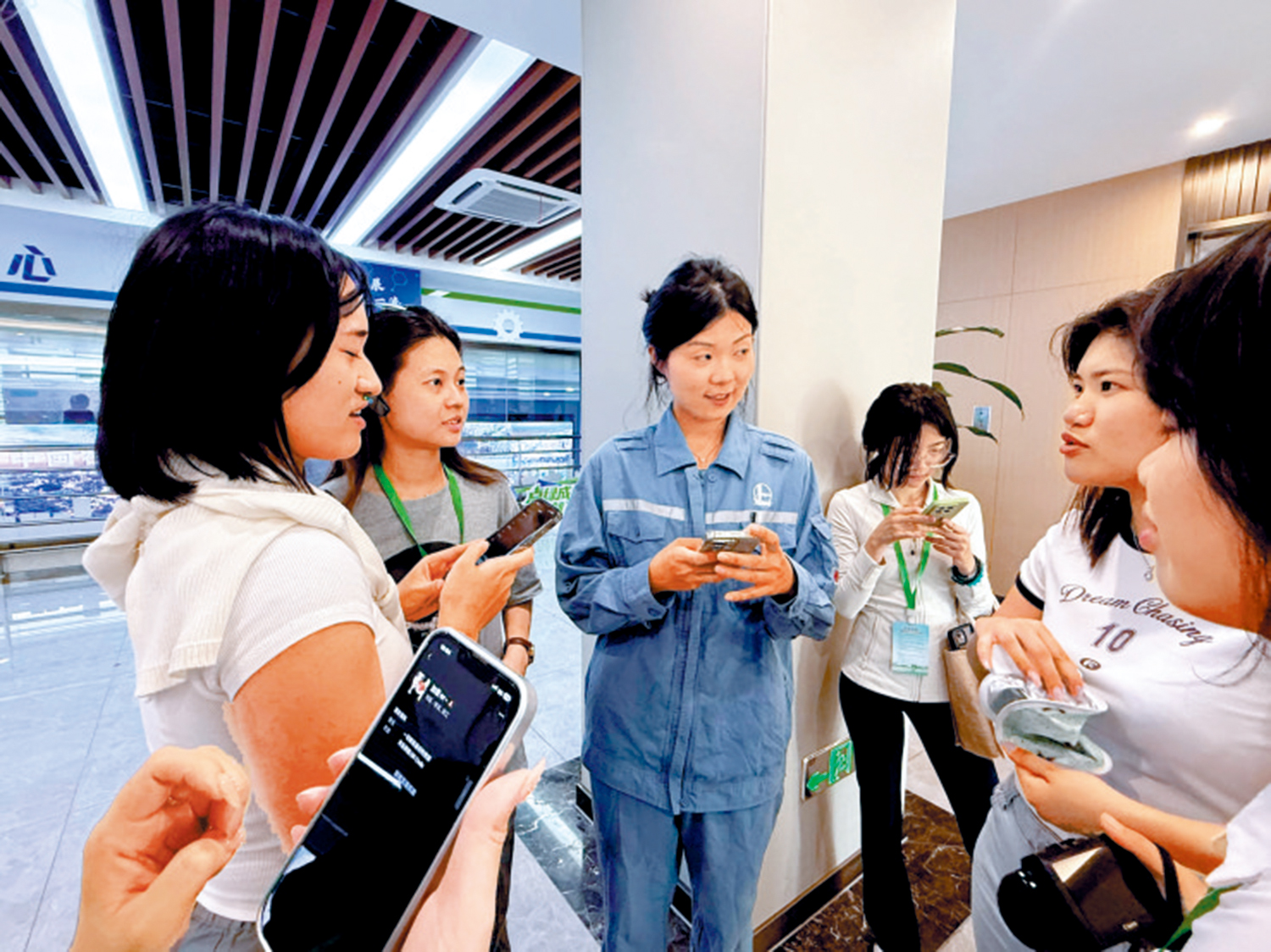 　　圖：鎮海煉化年輕員工（中）向香港學子們分享入職和工作體驗。\大公報攝