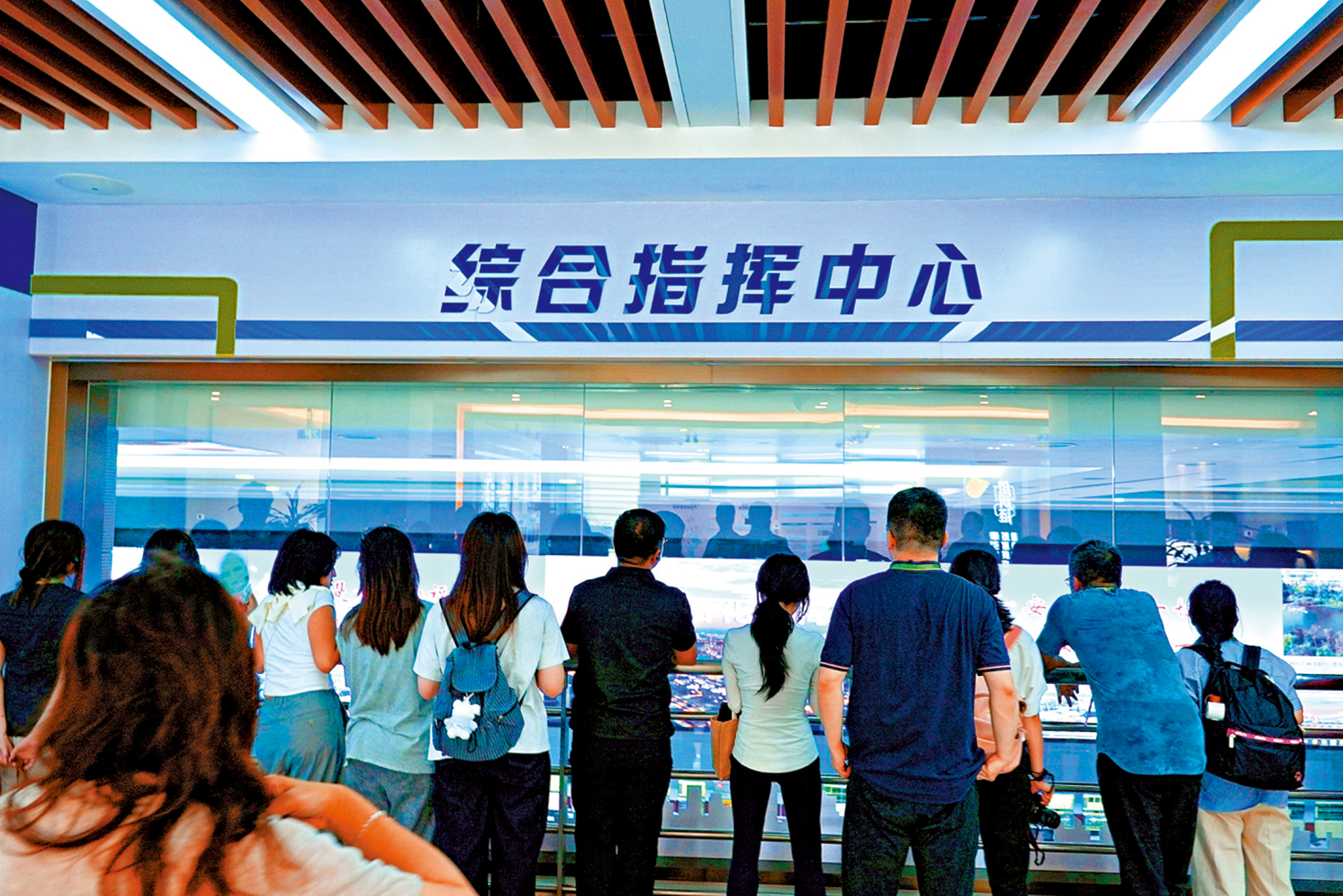 　　圖：香港學子們在鎮海煉化綜合指揮中心感受到現代化生產和智能化管控的深度融合。\大公報記者林瀚攝