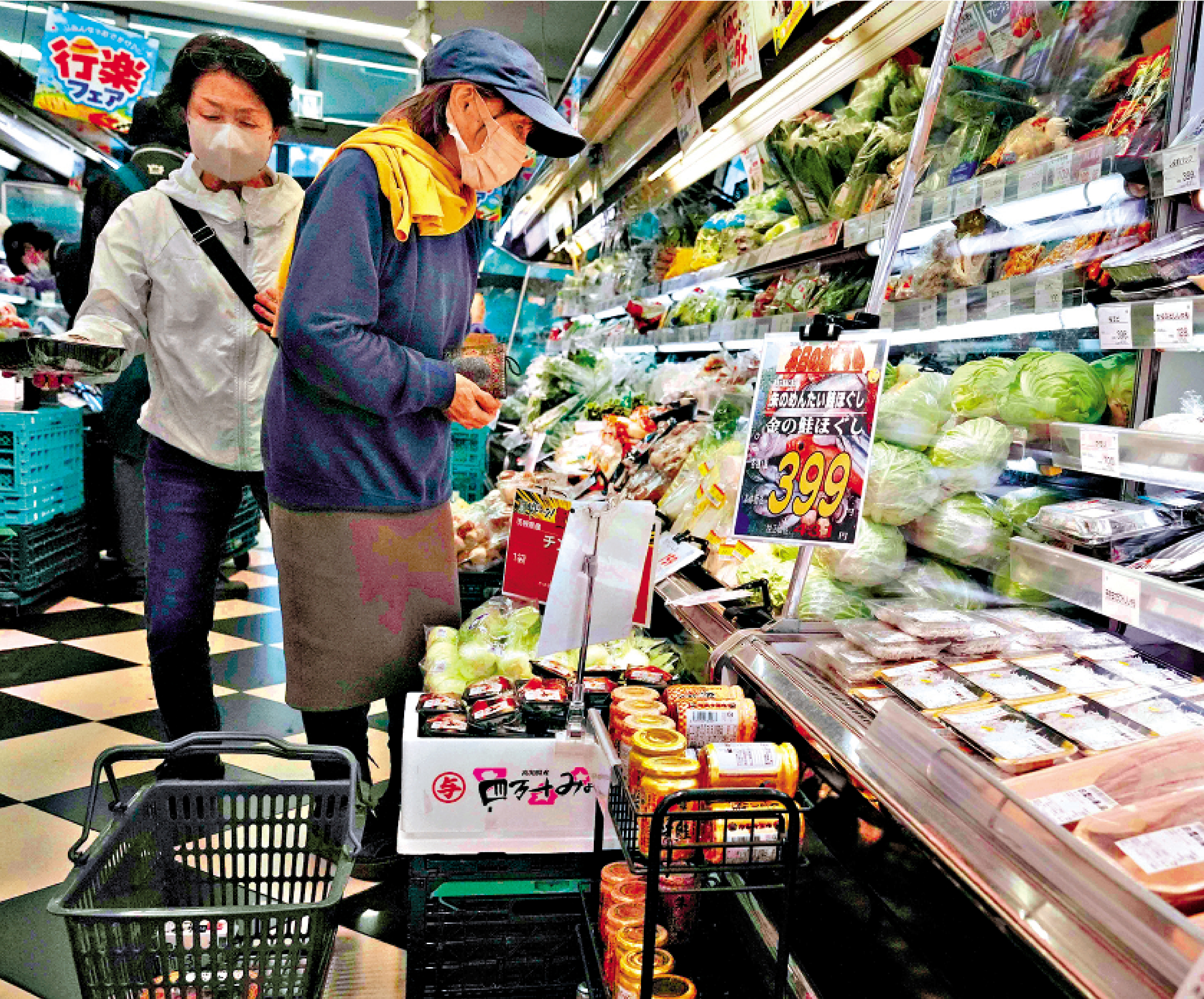 　　圖：顧客在東京一間超市內挑選生鮮食品。\法新社