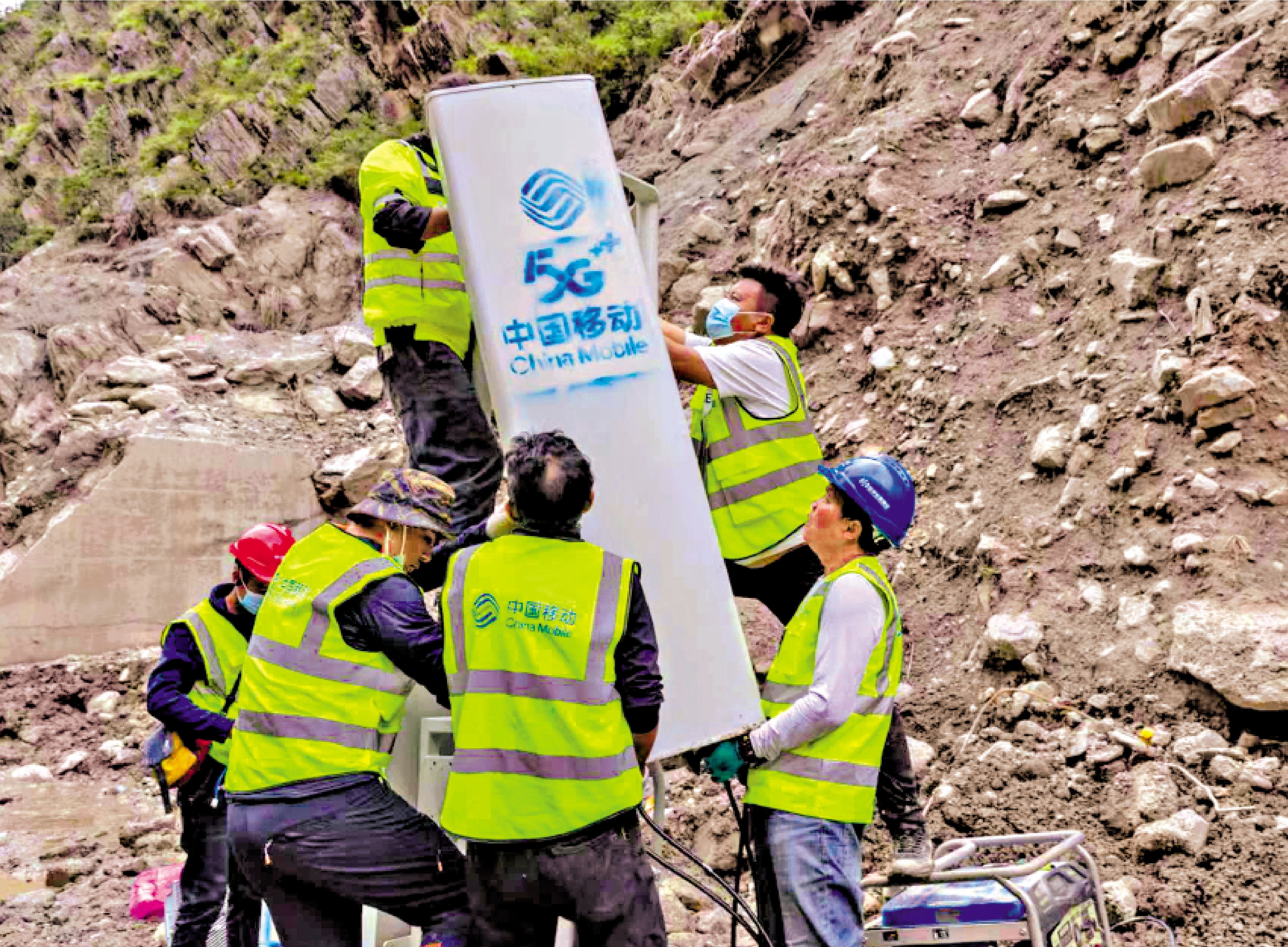 　　圖：西藏自治區應急通信保障人員在救災一線架設4/5G基站。\新華社