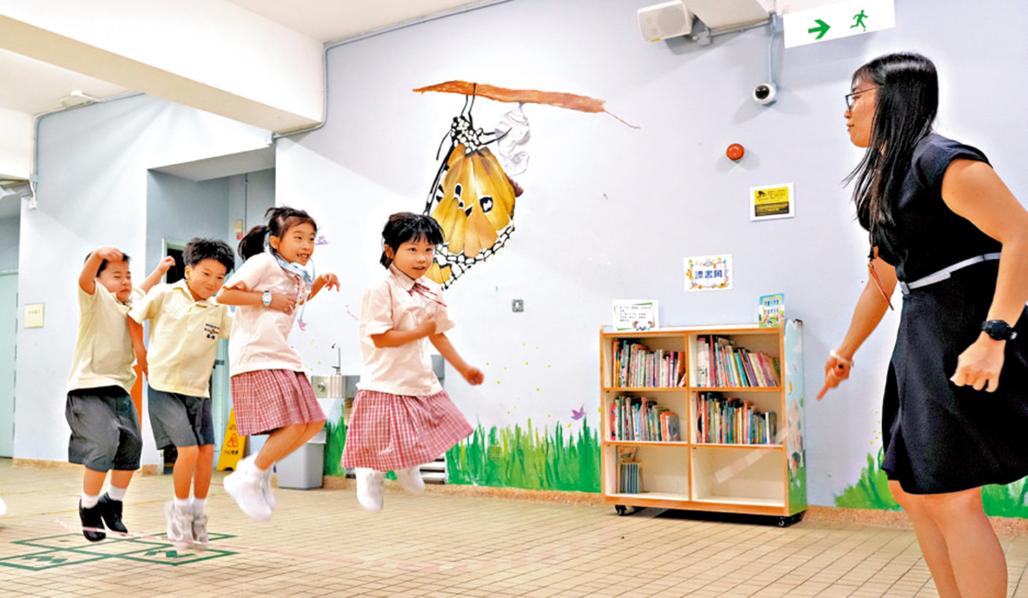 　　圖：將軍澳基德小學昨日開學，學生在老師帶領下愉快玩耍。\大公報記者林良堅攝