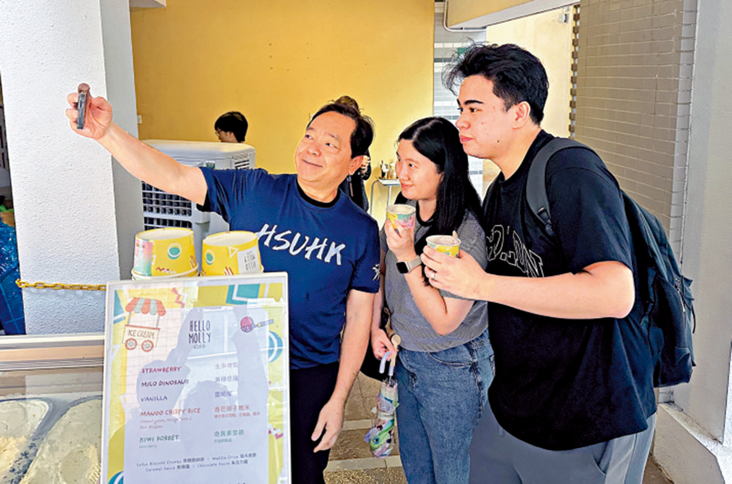 　　圖：香港恒生大學新任校長莫家豪（左）昨日履新，與學生親切合照。\恒生大學供圖
