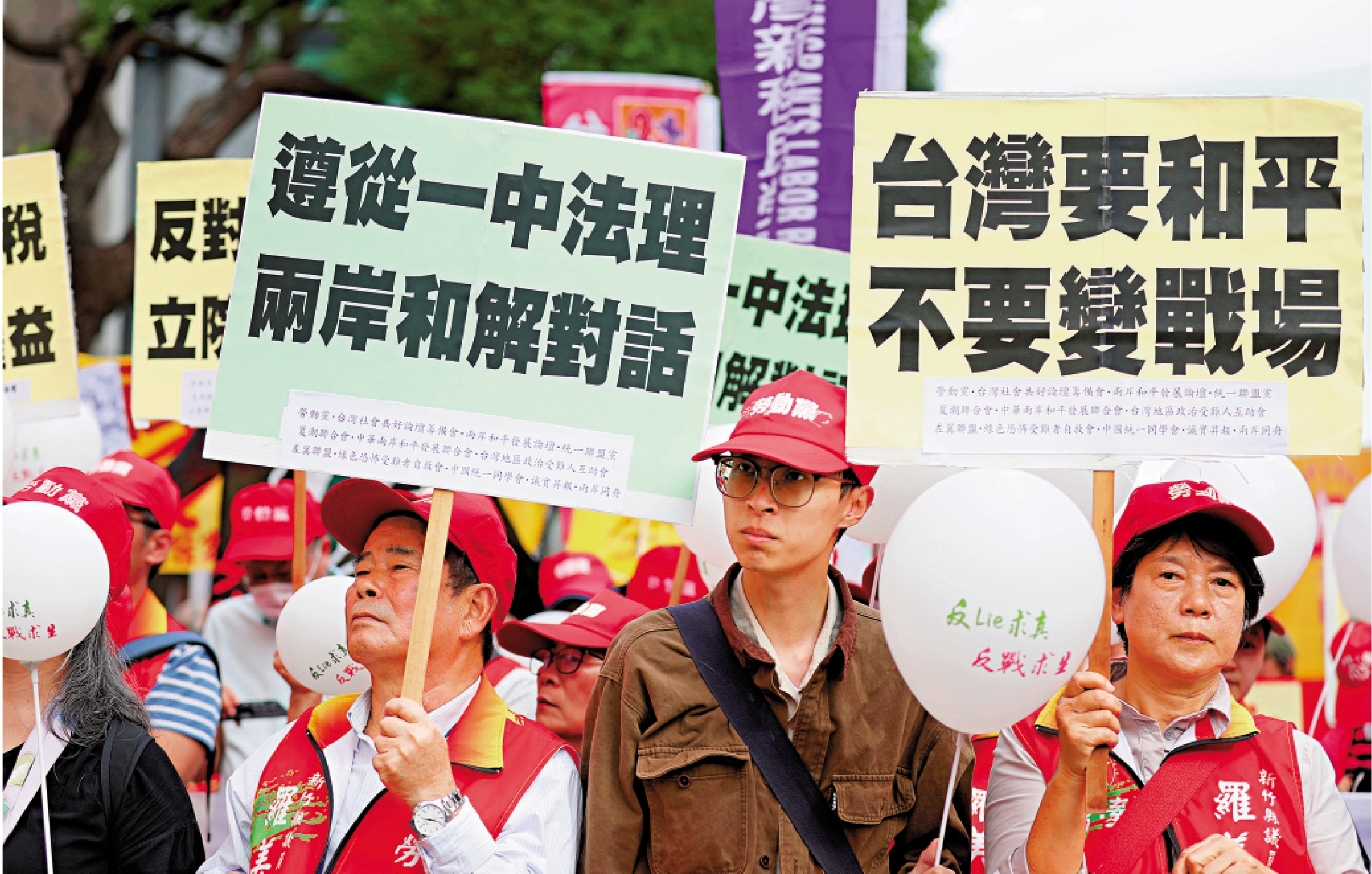 　　圖：民進黨當局大搞「金元外交」，根本就是浪費民脂民膏。圖為台灣多個民間團體走上台北街頭，表達追求和平、改善民生的訴求。\中新社