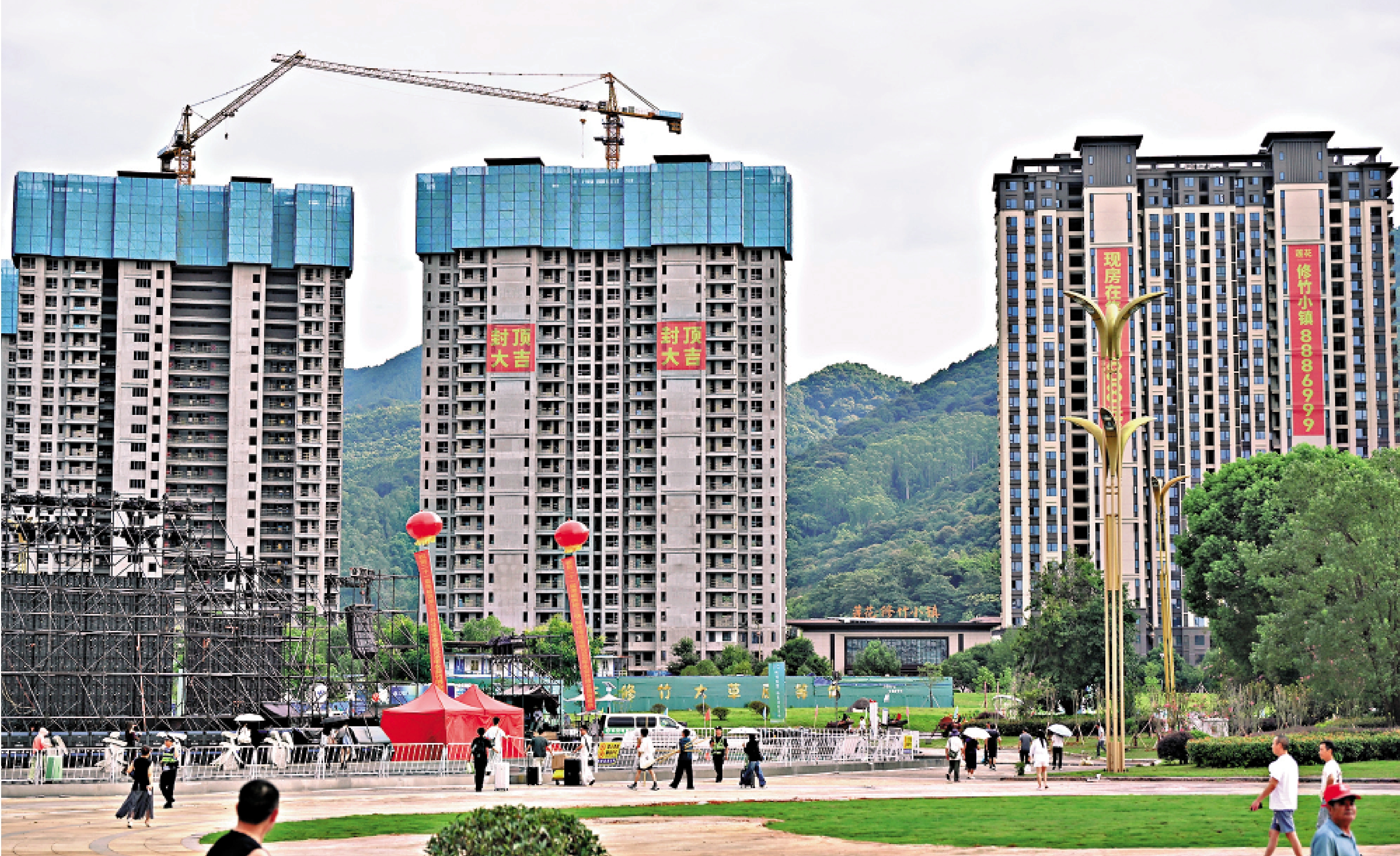 　　圖：內地房地產新政規定，商品住房項目實行預售的，單體建築必須完成主體結構封頂。/中新社