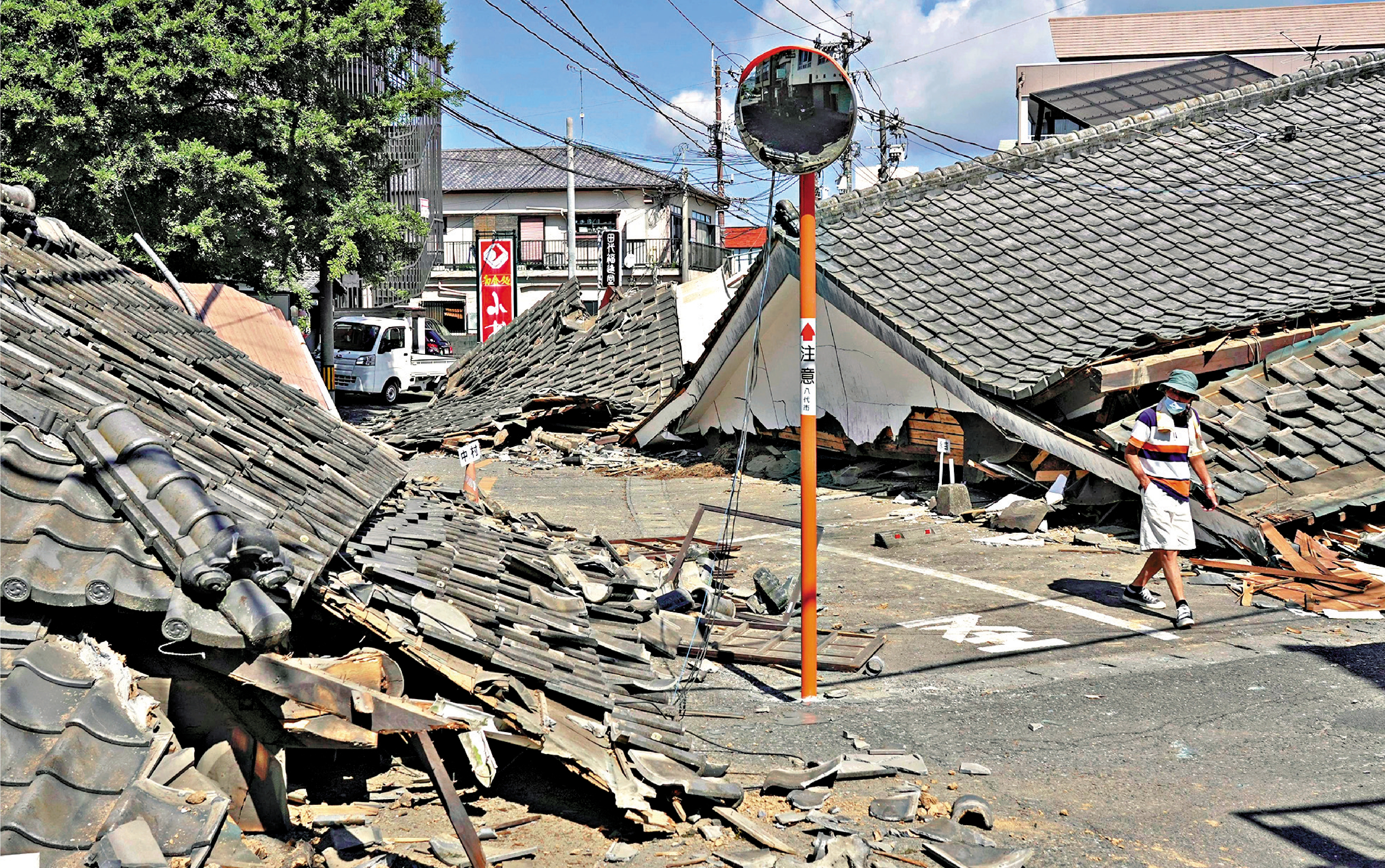 　　圖：日本南部熊本縣7月28日發生7.1級地震，許多房屋倒塌。\美聯社