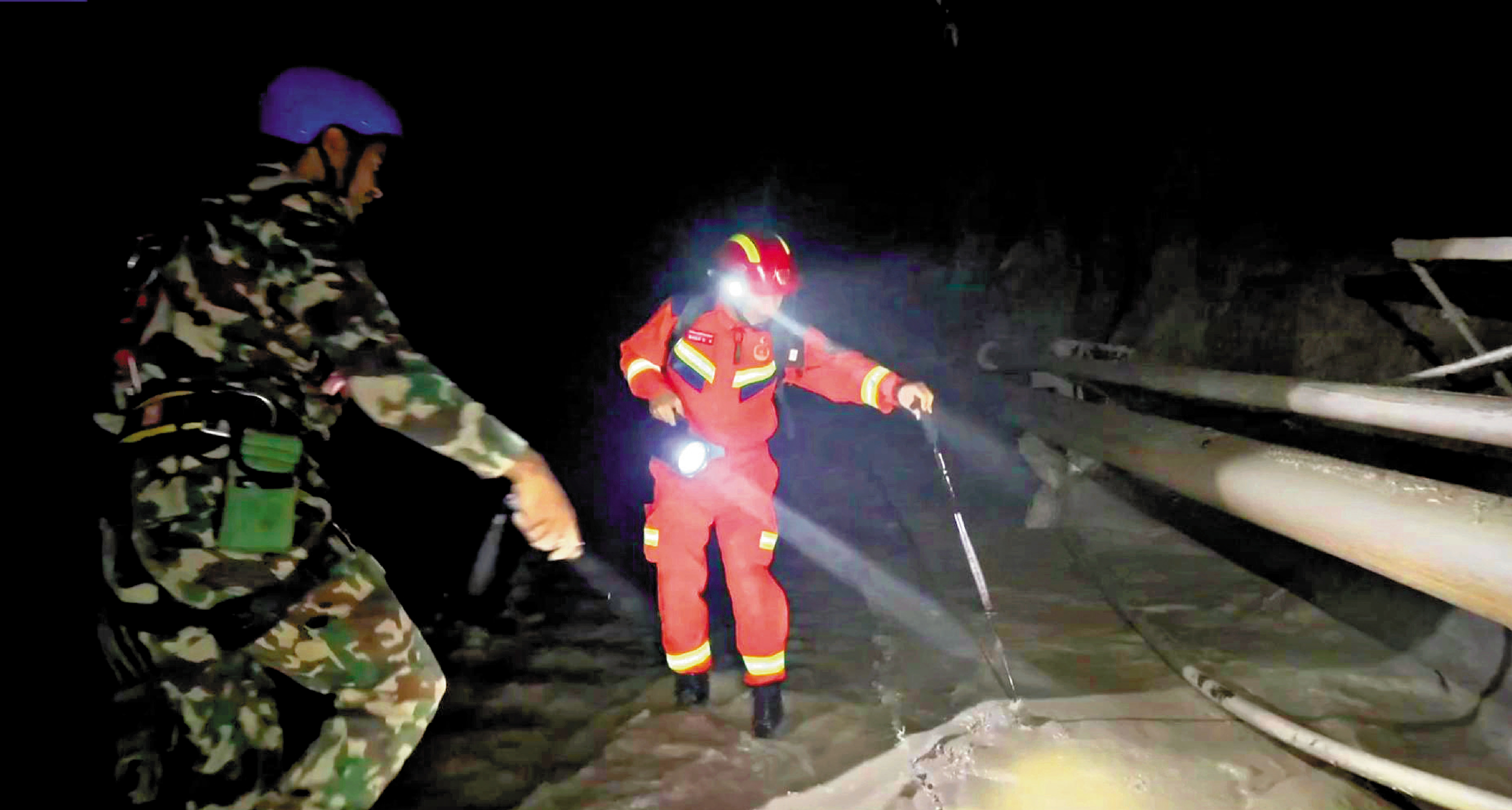 　　圖：當地時間8月30日，中國隧道救援專家與尼泊爾軍警及當地救援隊協同合作，對受災隧道開展探查和搜救。\央視新聞
